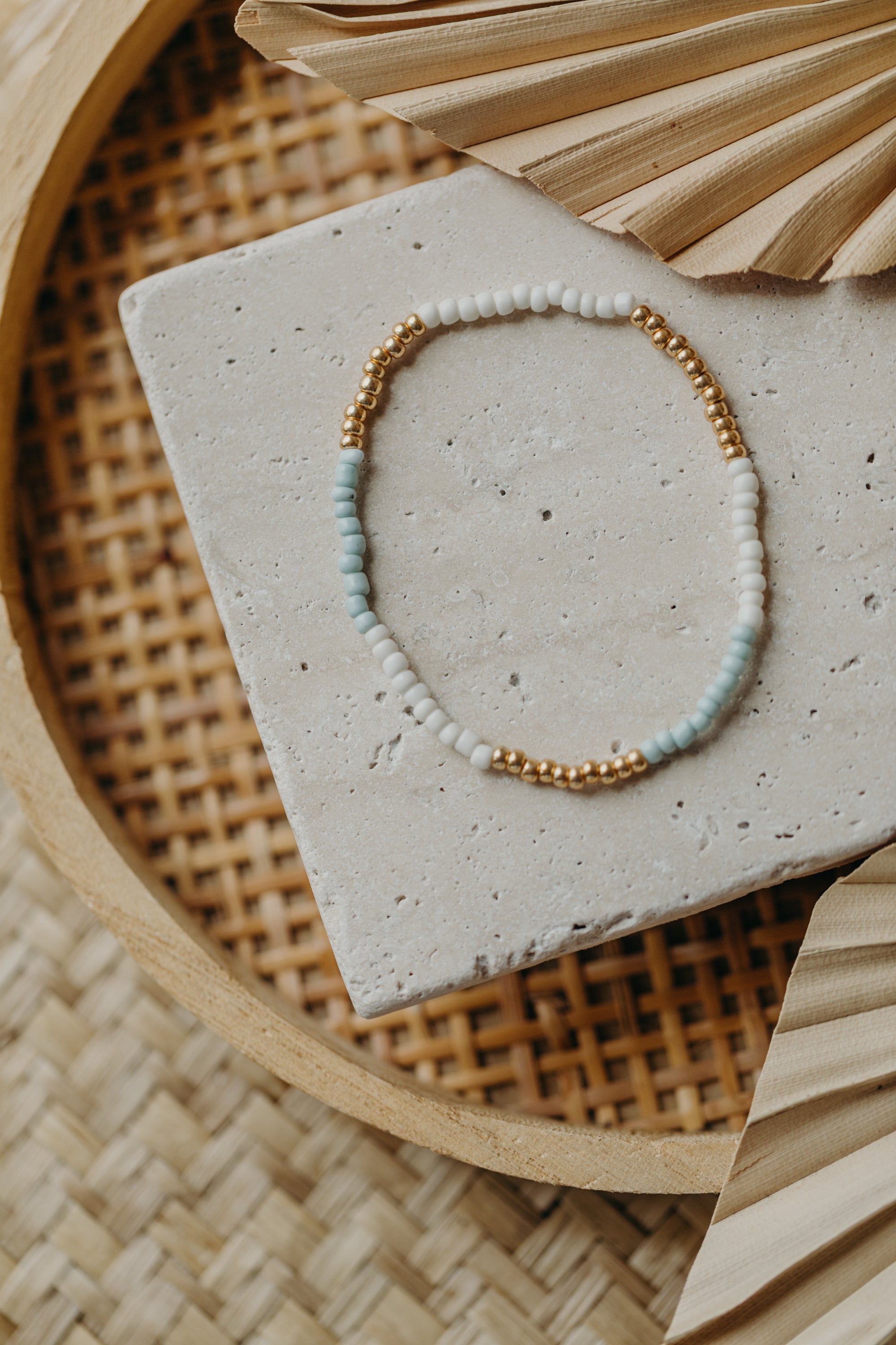 two-tone glass bead bracelet blue & cream