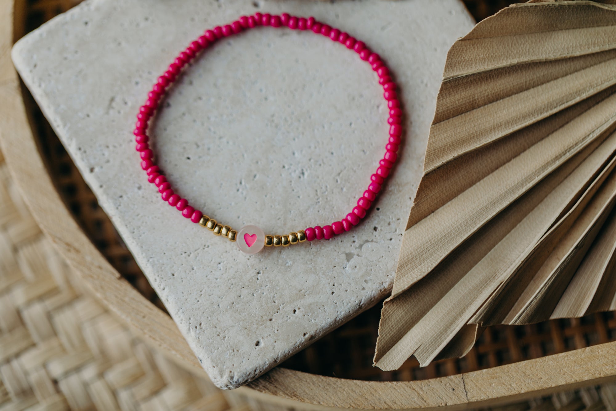 transparentes Herz Perlenarmband in pink