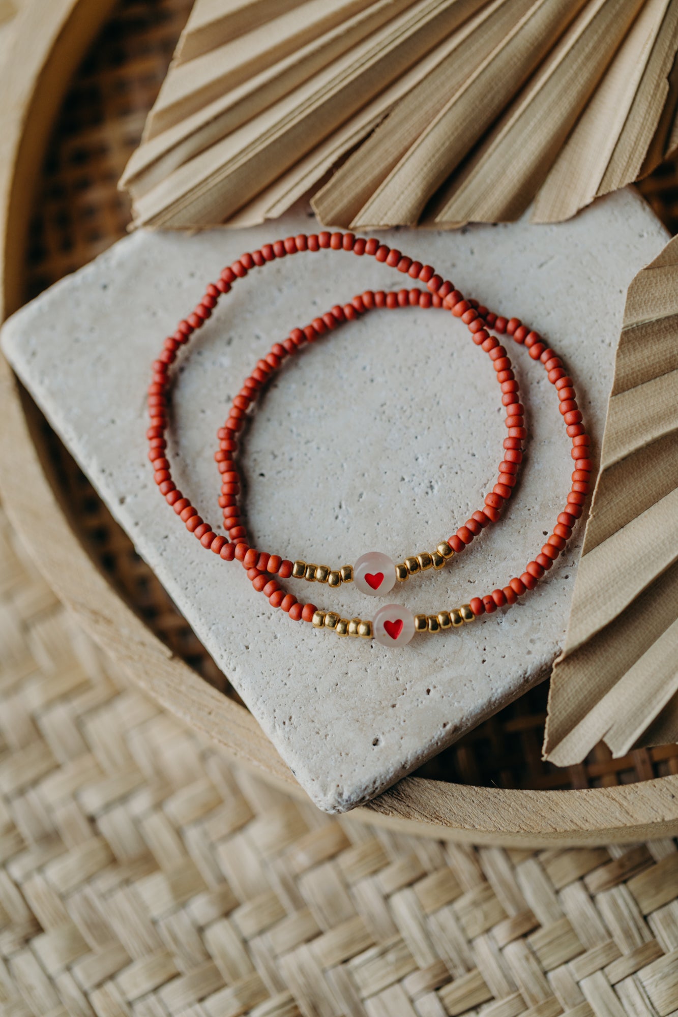 transparentes Herz Perlenarmband in rot