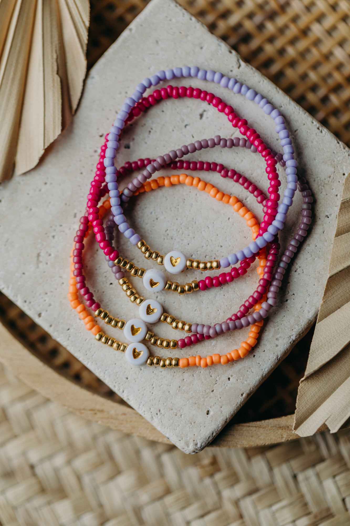 weiß-goldenes Herz Perlenarmband in senfgelb