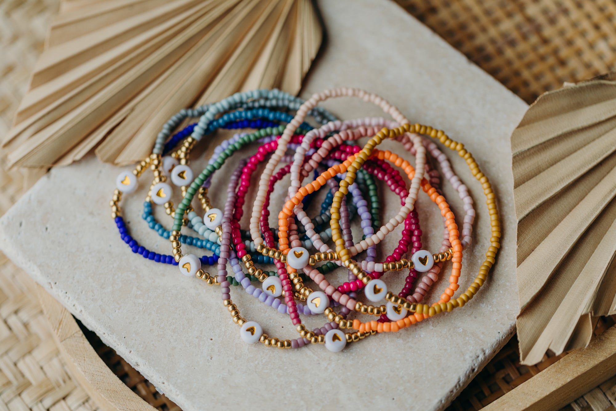 weiß-goldenes Herz Perlenarmband in senfgelb