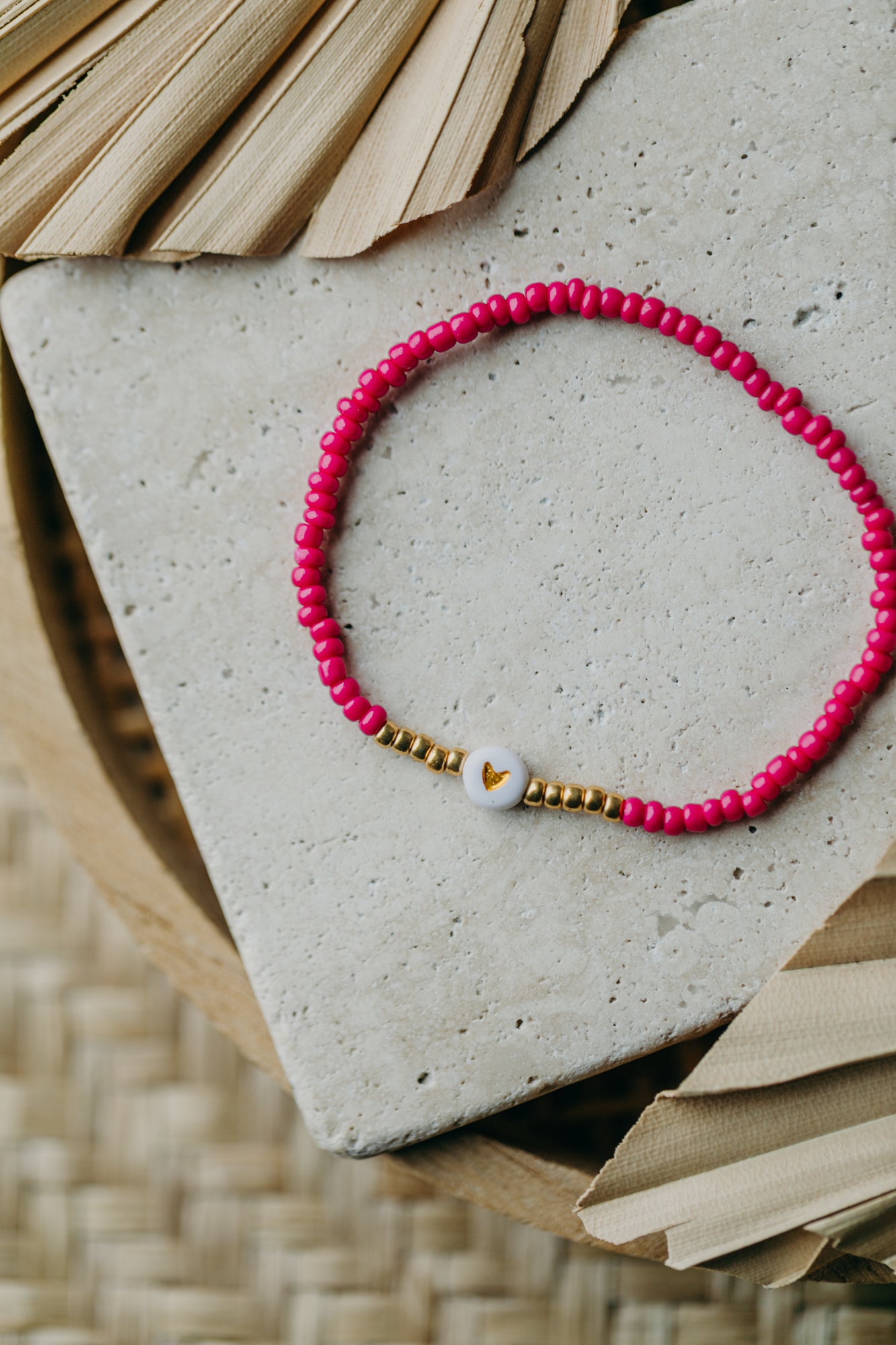 weiß-goldenes Herz Perlenarmband in pink