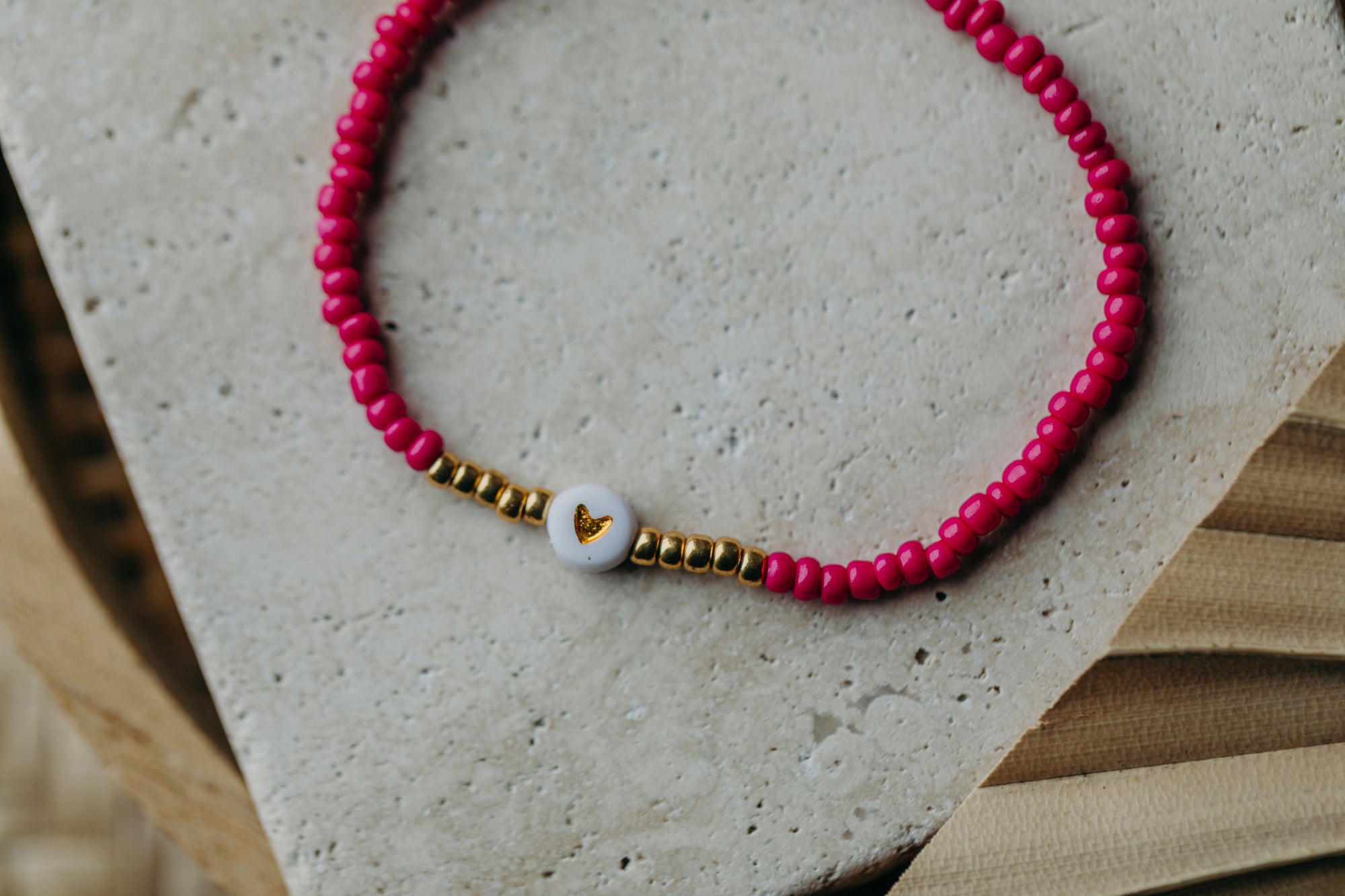 weiß-goldenes Herz Perlenarmband in pink