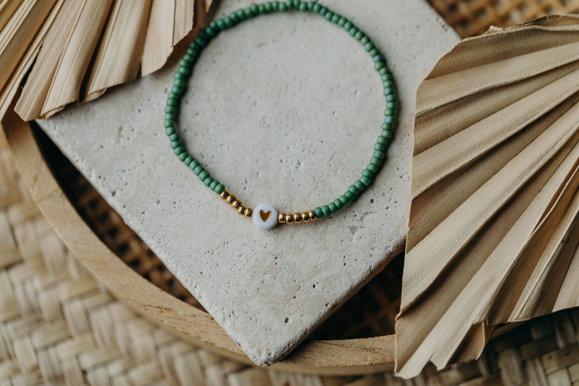 weiß-goldenes Herz Perlenarmband in Grün