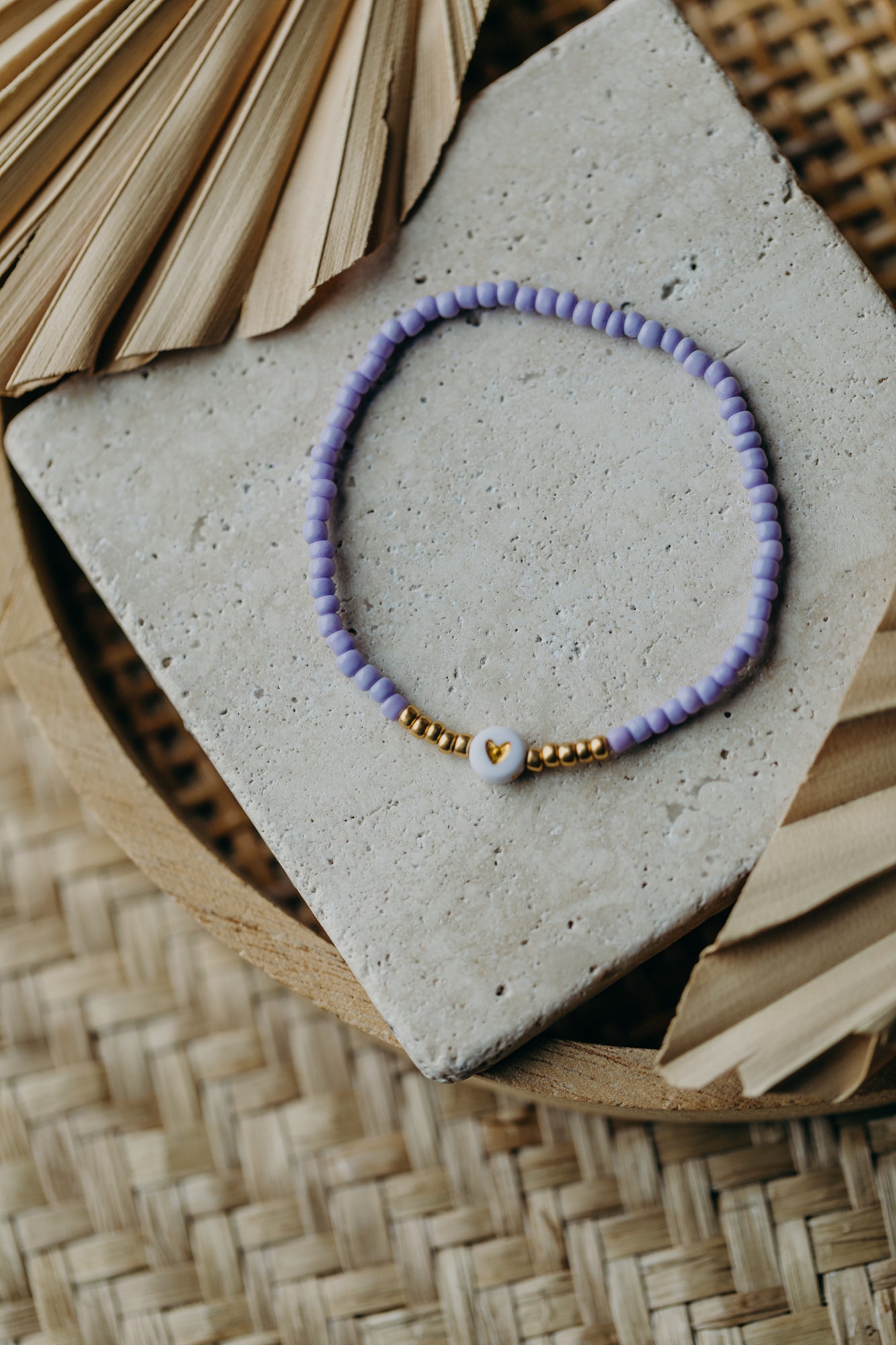 weiß-goldenes Herz Perlenarmband in hellem Lila