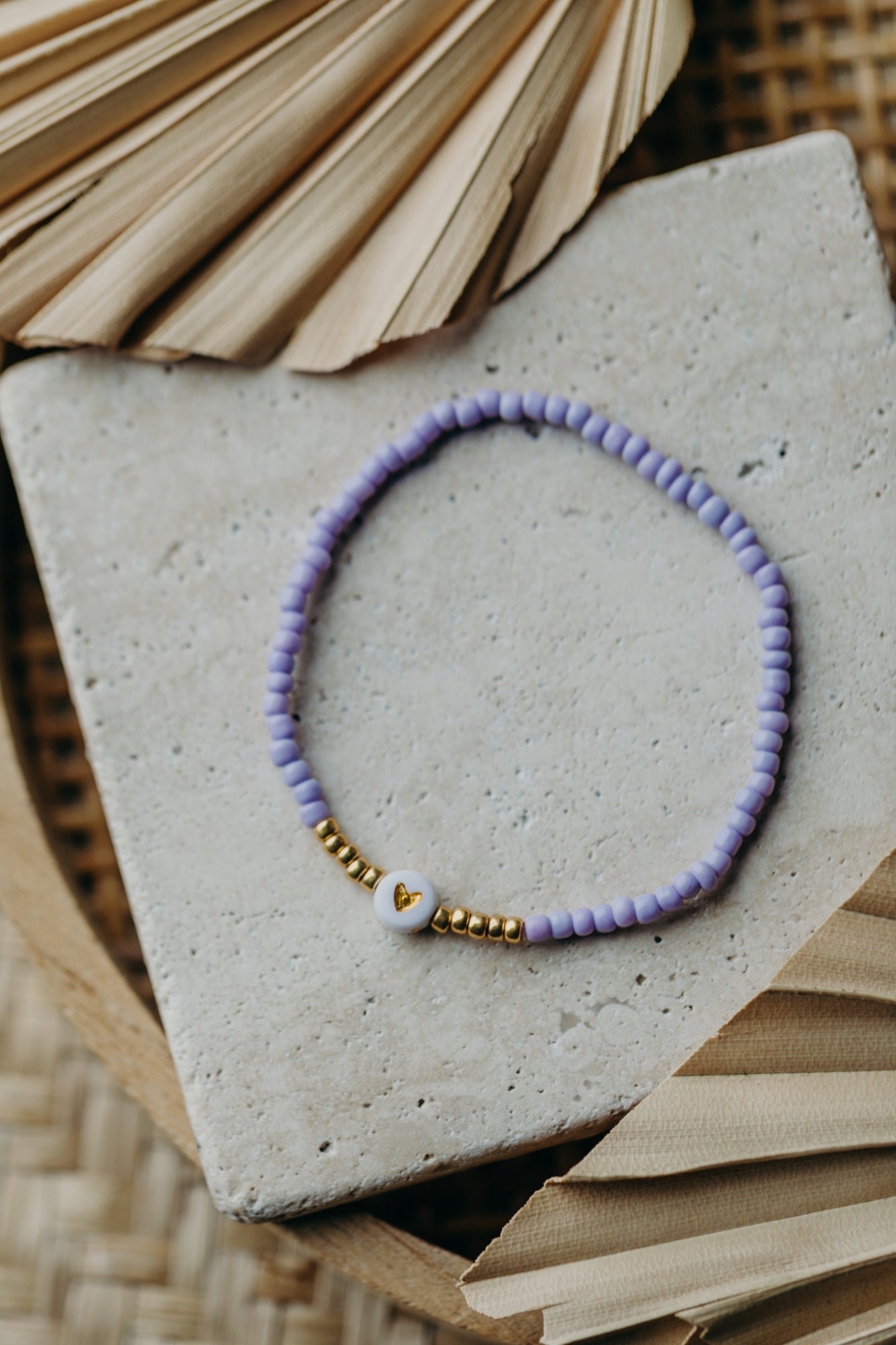 weiß-goldenes Herz Perlenarmband in hellem Lila