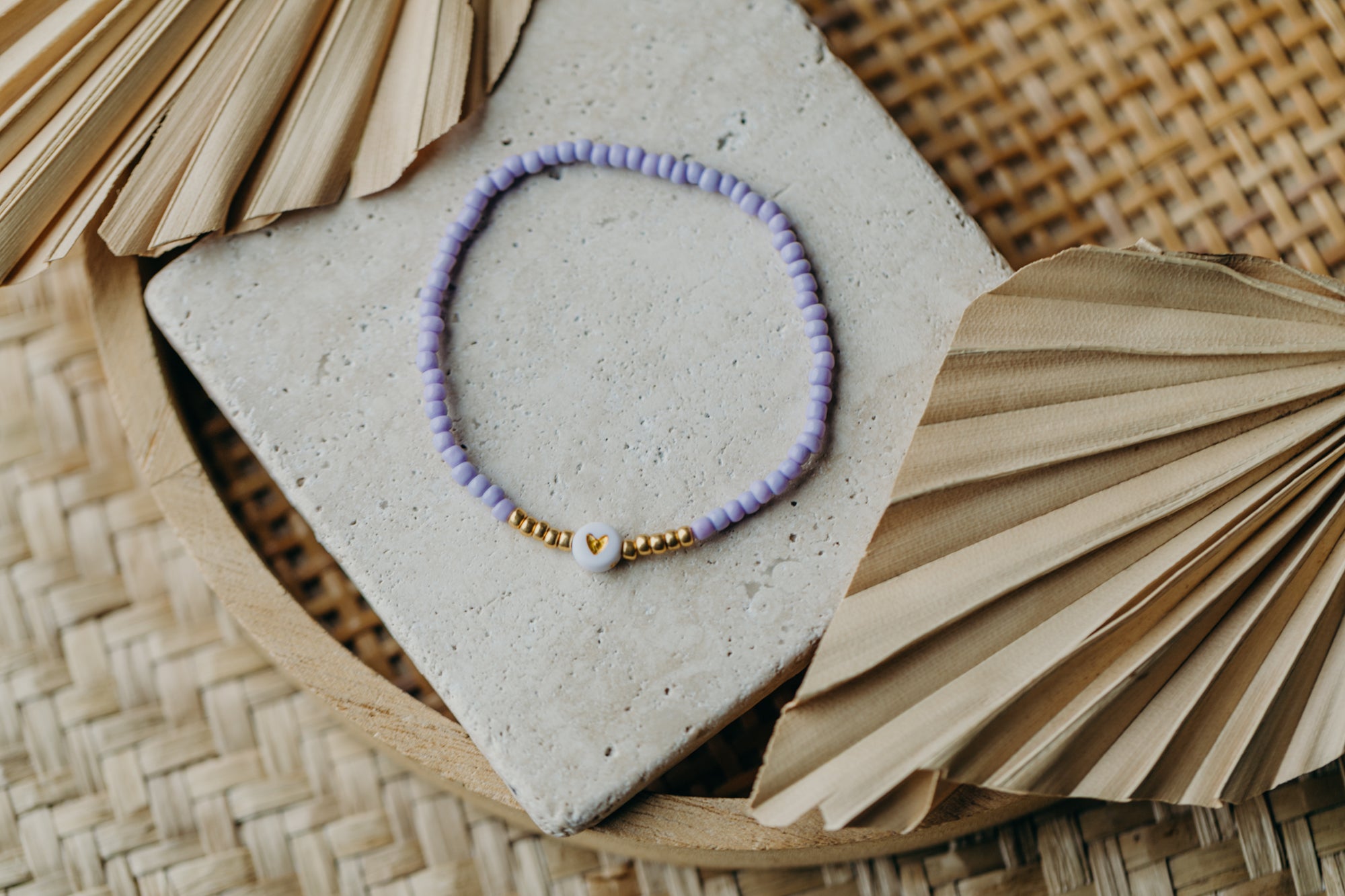 weiß-goldenes Herz Perlenarmband in hellem Lila