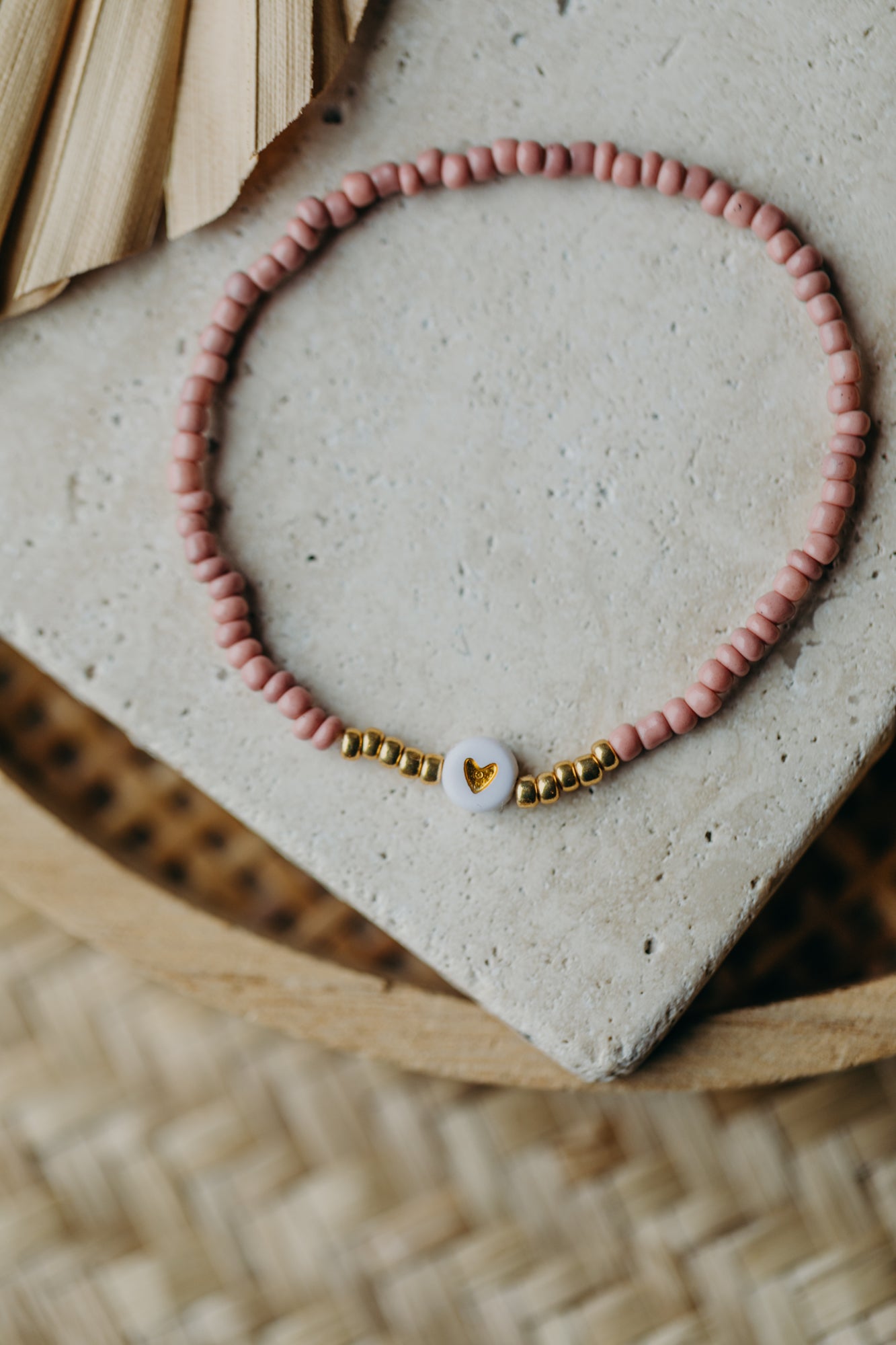 weiß-goldenes Herz Perlenarmband in Mauve
