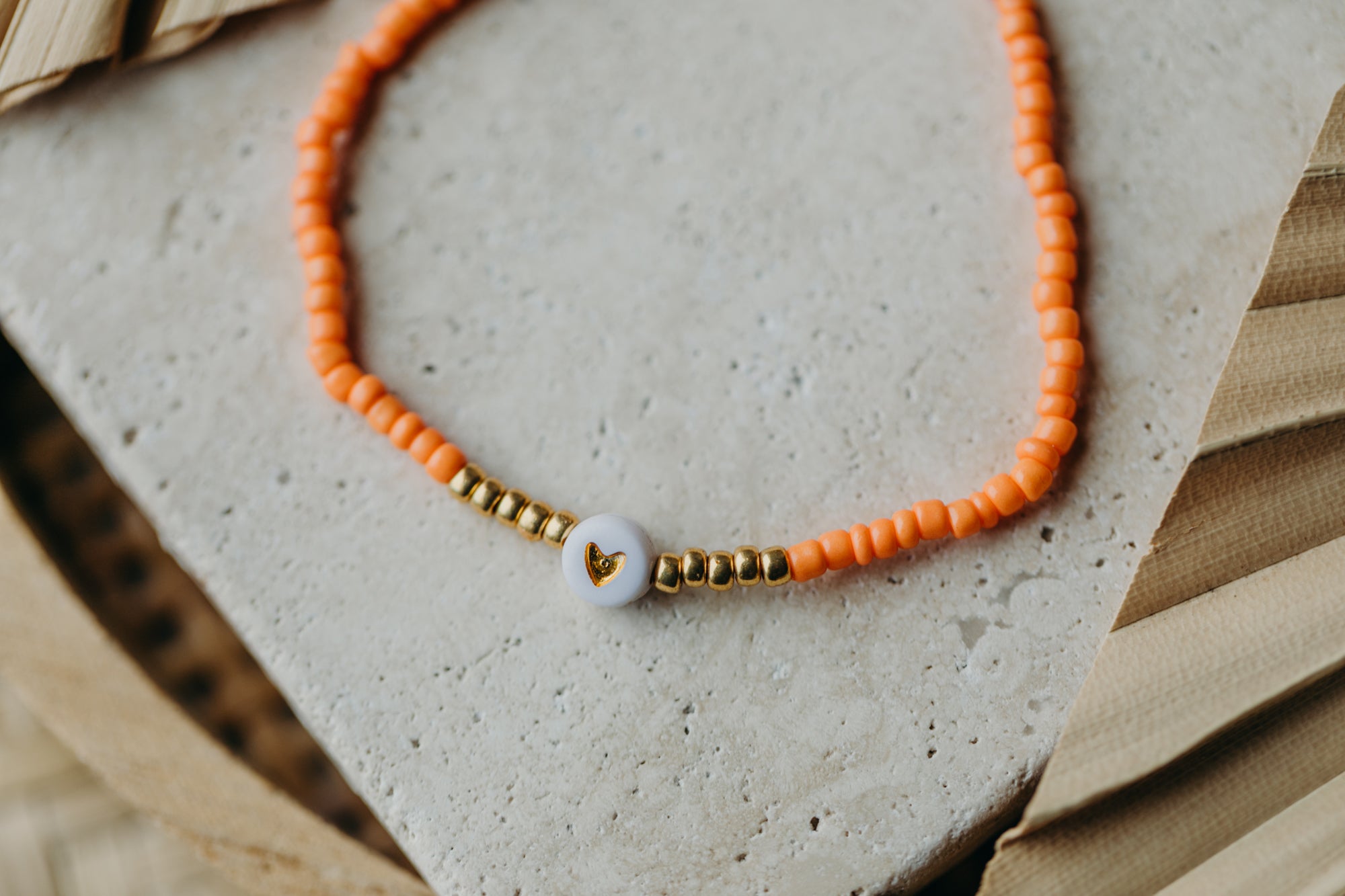 weiß-goldenes Herz Perlenarmband in orange