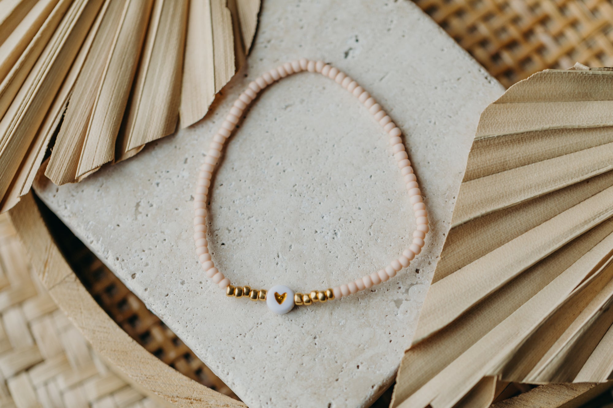 weiß-goldenes Herz Perlenarmband in apricot
