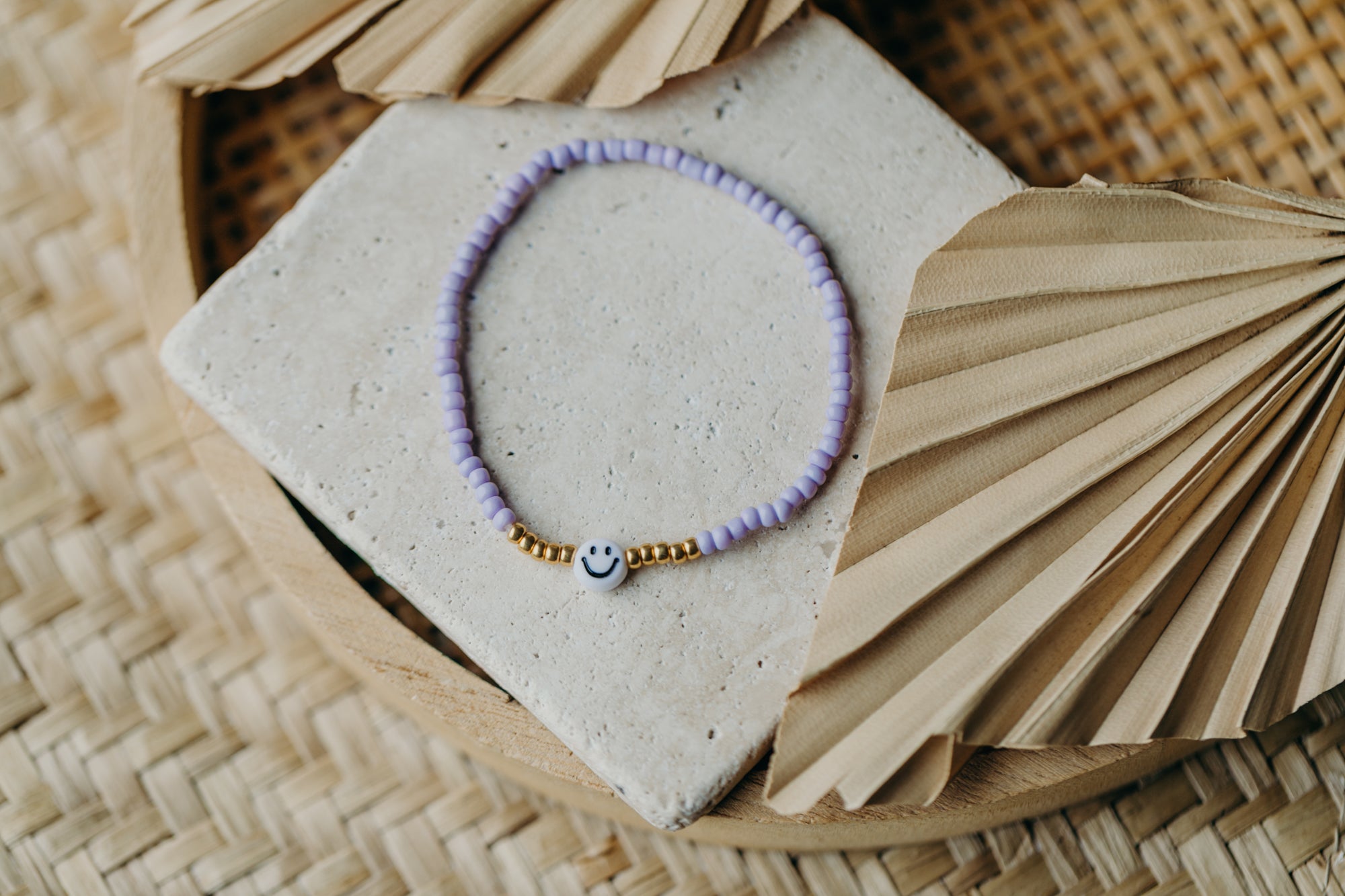 Smiley Perlenarmband in hellem Lila