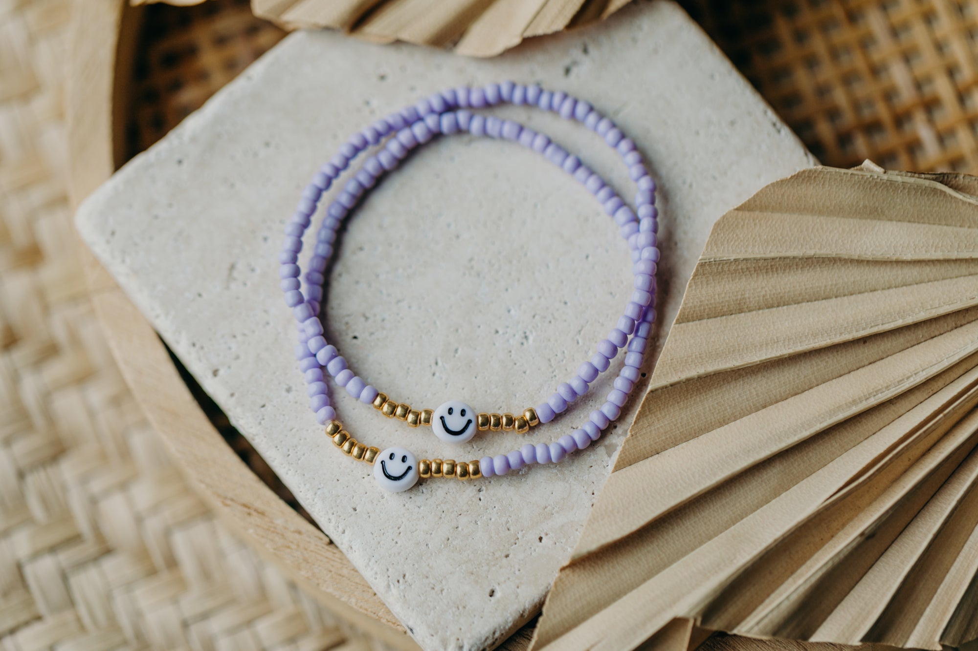 Smiley Perlenarmband in hellem Lila