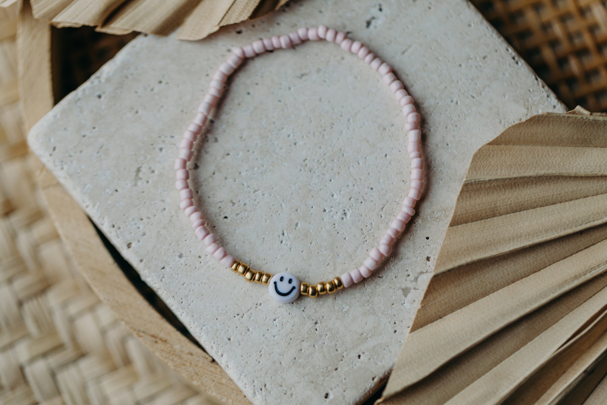 Smiley Perlenarmband in hellem rosa