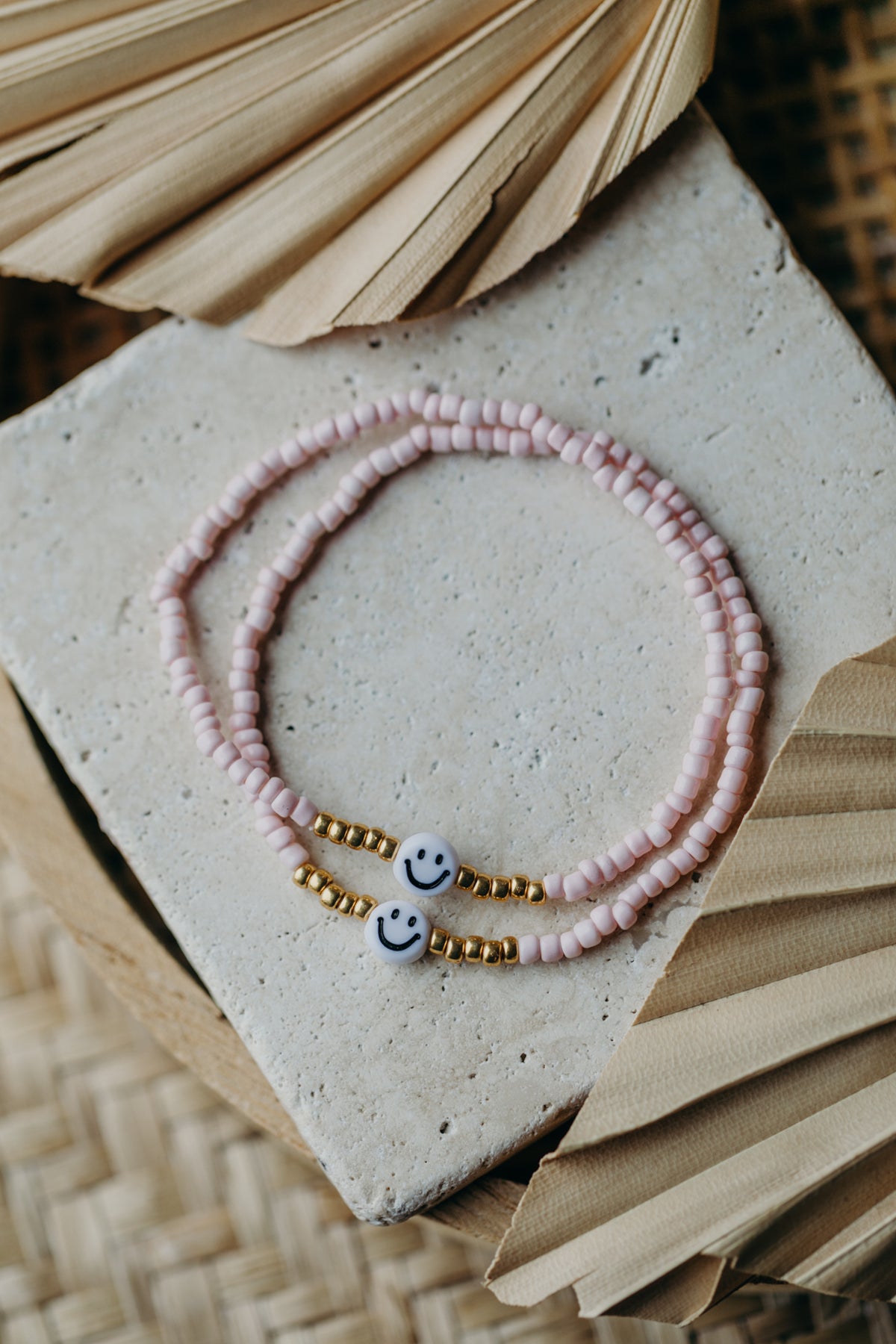 Smiley Perlenarmband in hellem rosa