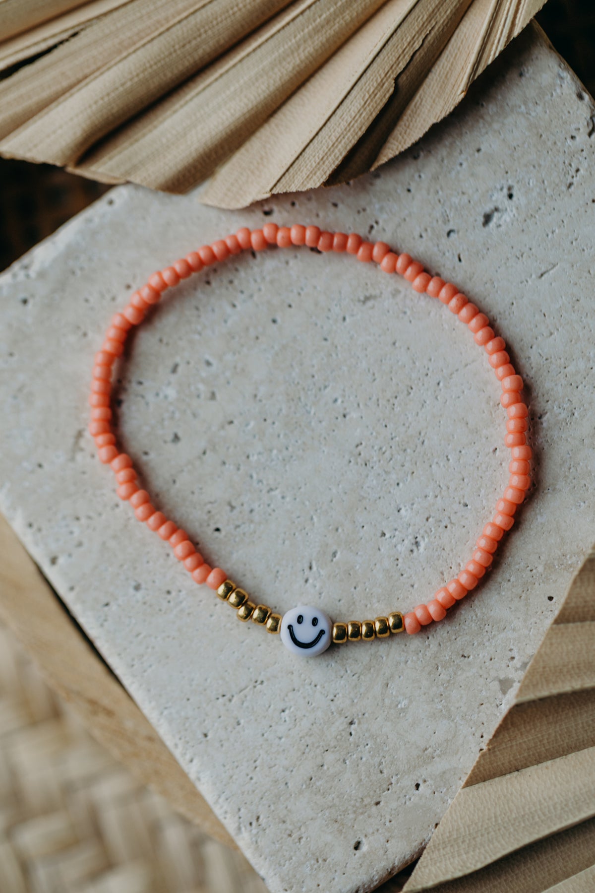 Smiley Perlenarmband in Koralle
