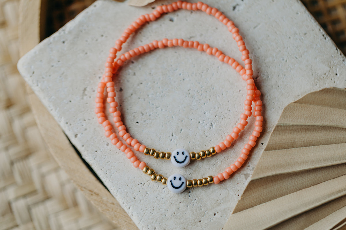 Smiley Perlenarmband in Koralle