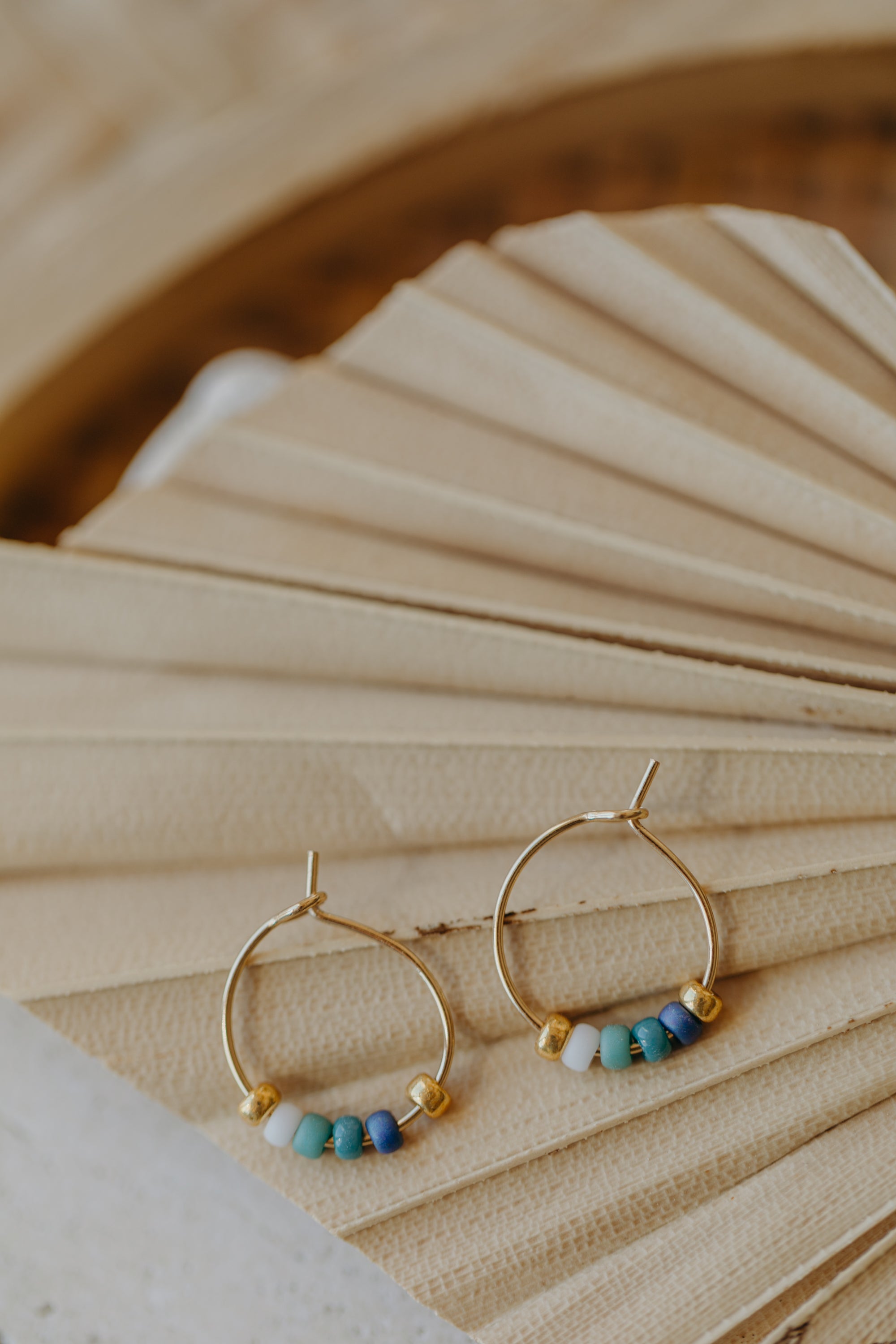 FUERTEVENTURA - filigrane Creolen mit bunten Perlen