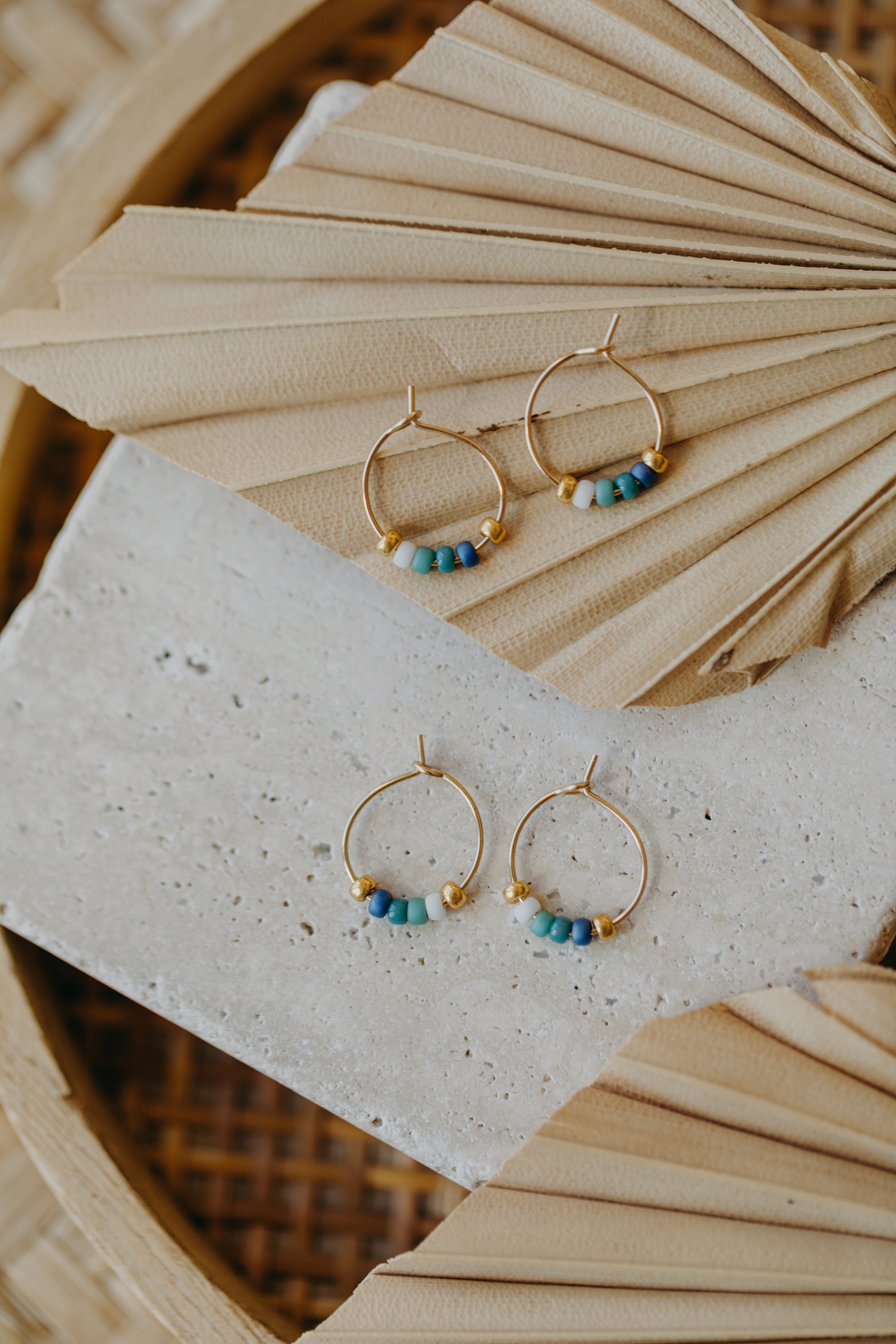 FUERTEVENTURA - filigrane Creolen mit bunten Perlen