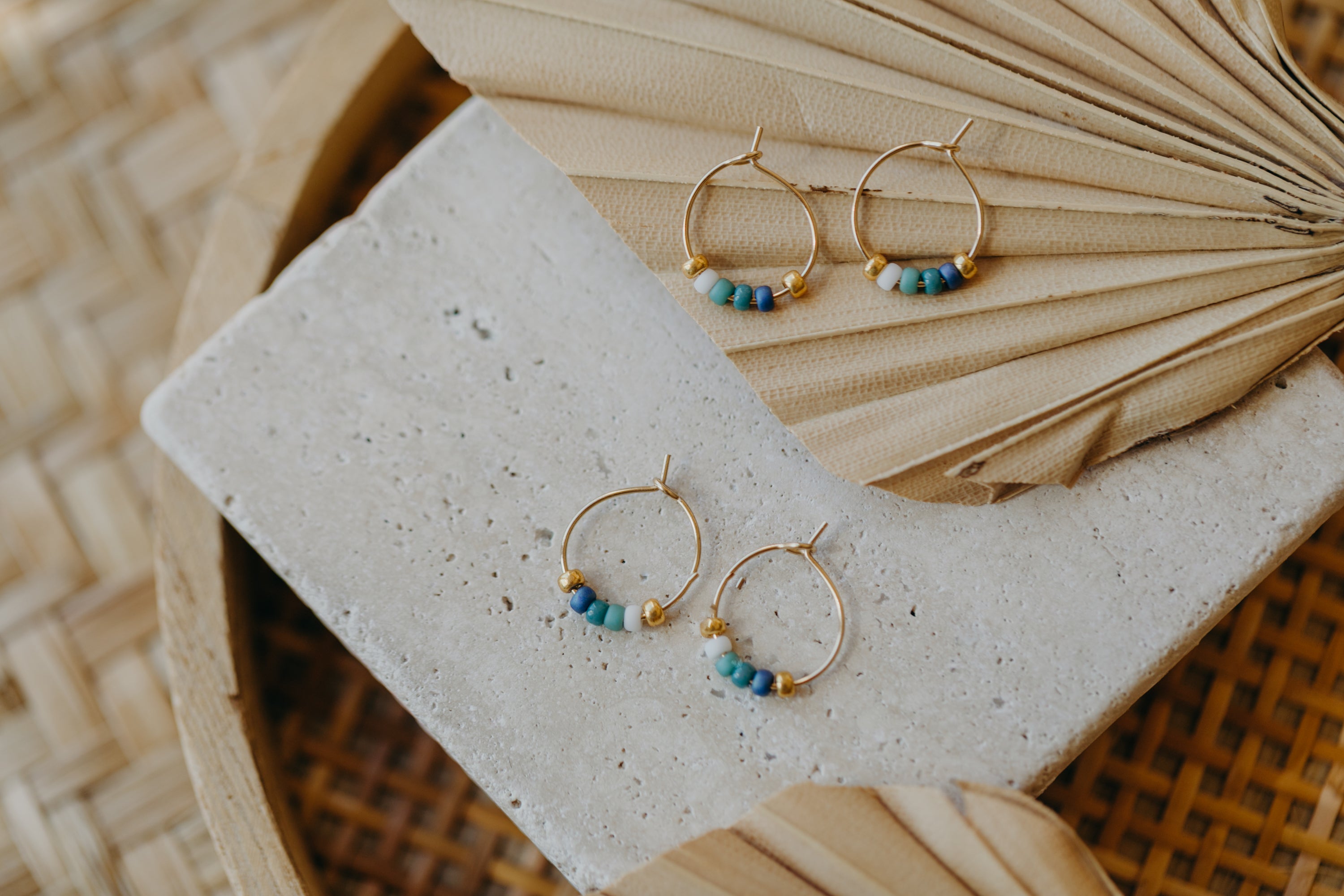 FUERTEVENTURA - filigrane Creolen mit bunten Perlen