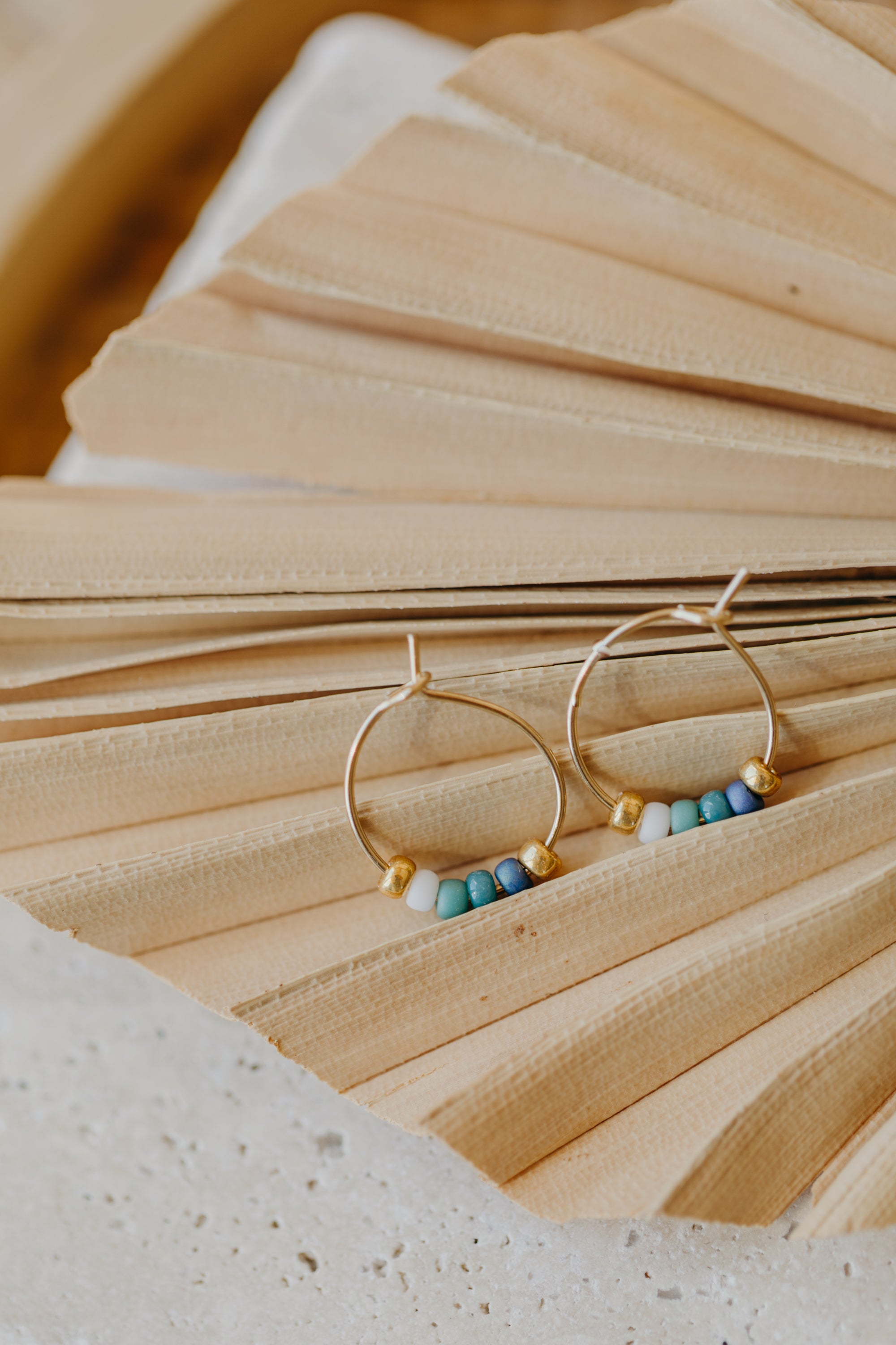 FUERTEVENTURA - filigrane Creolen mit bunten Perlen