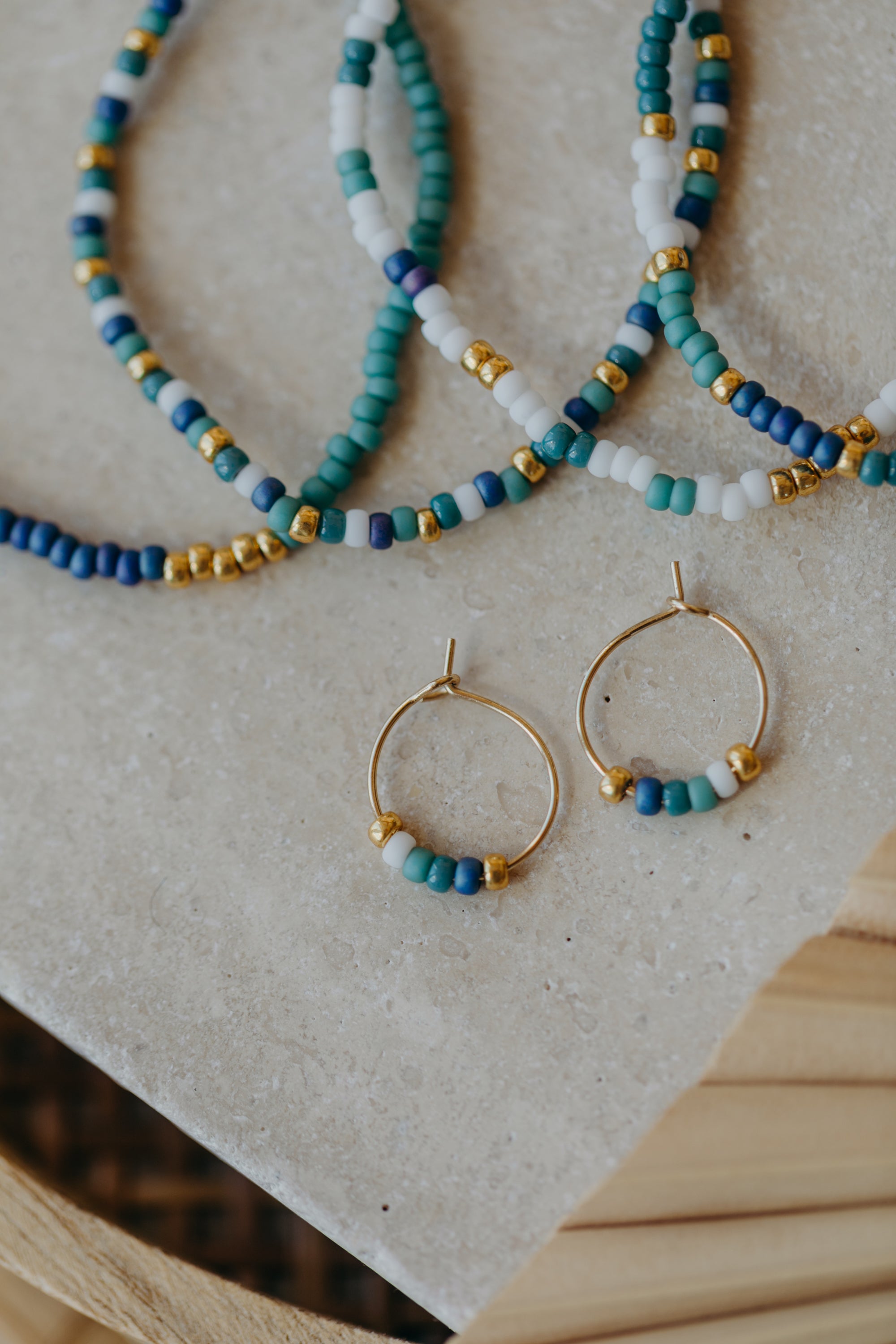 FUERTEVENTURA - filigrane Creolen mit bunten Perlen