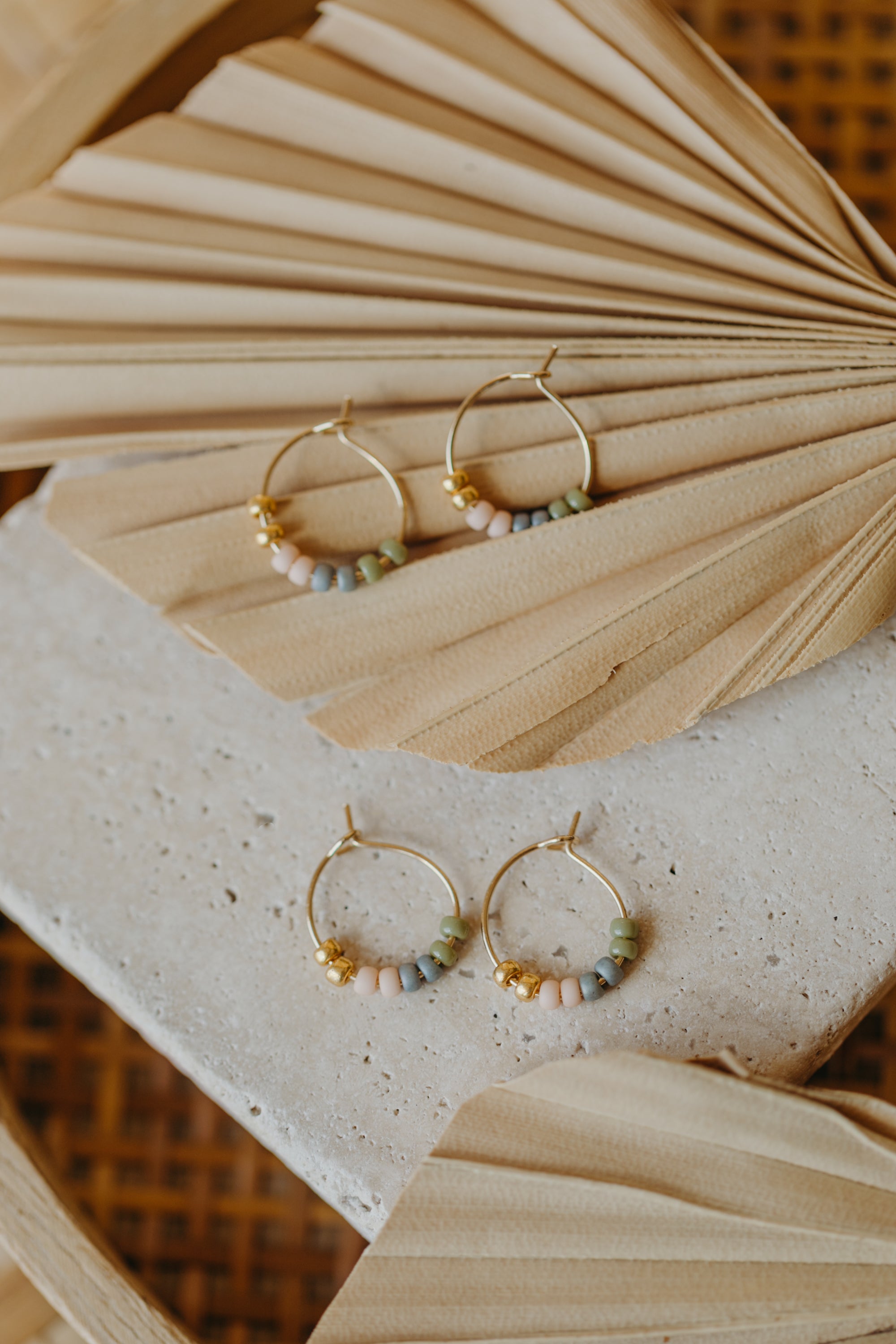 GÖTEBORG - filigrane Creolen mit bunten Perlen