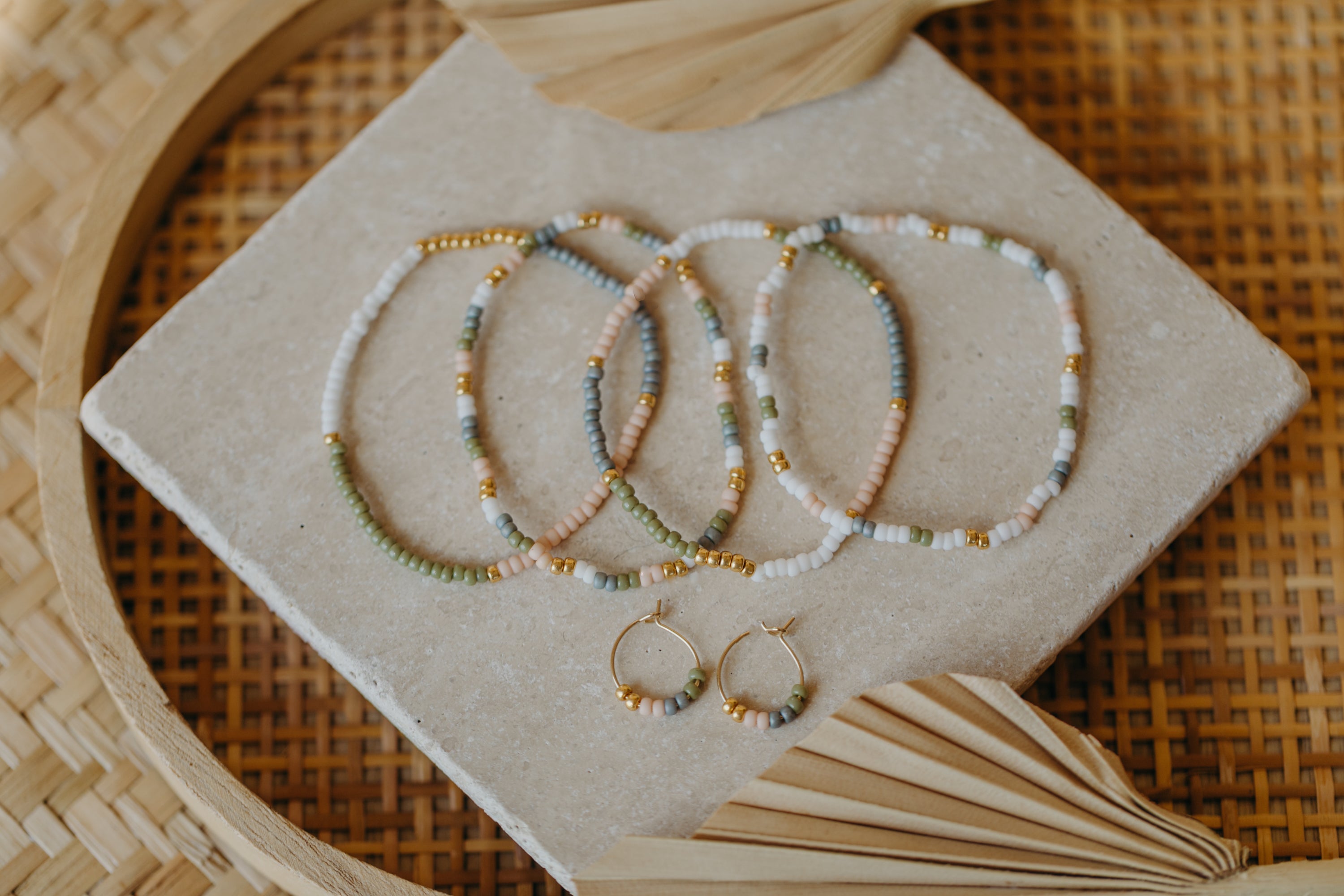 GÖTEBORG - filigrane Creolen mit bunten Perlen