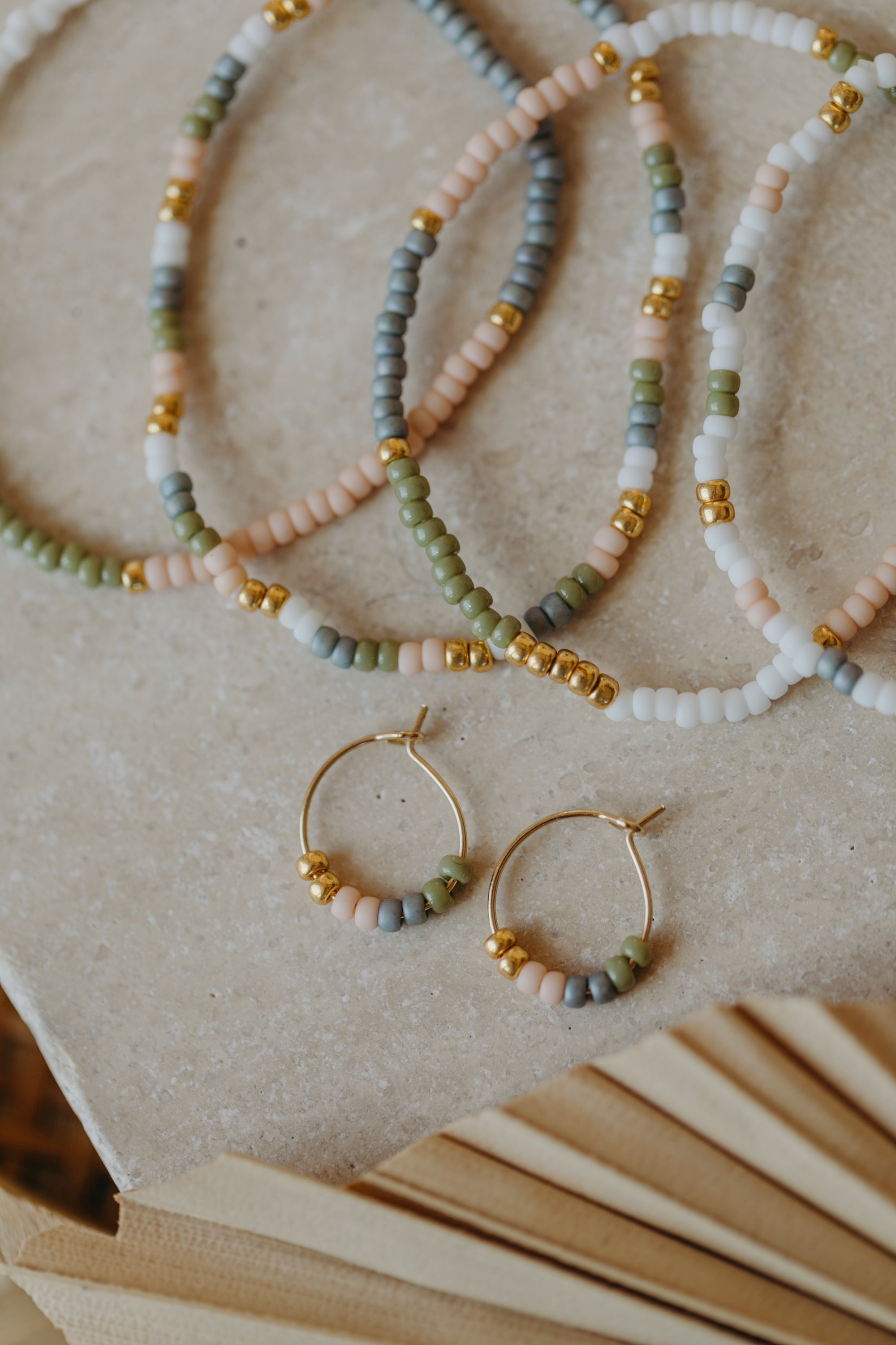 GÖTEBORG - filigrane Creolen mit bunten Perlen