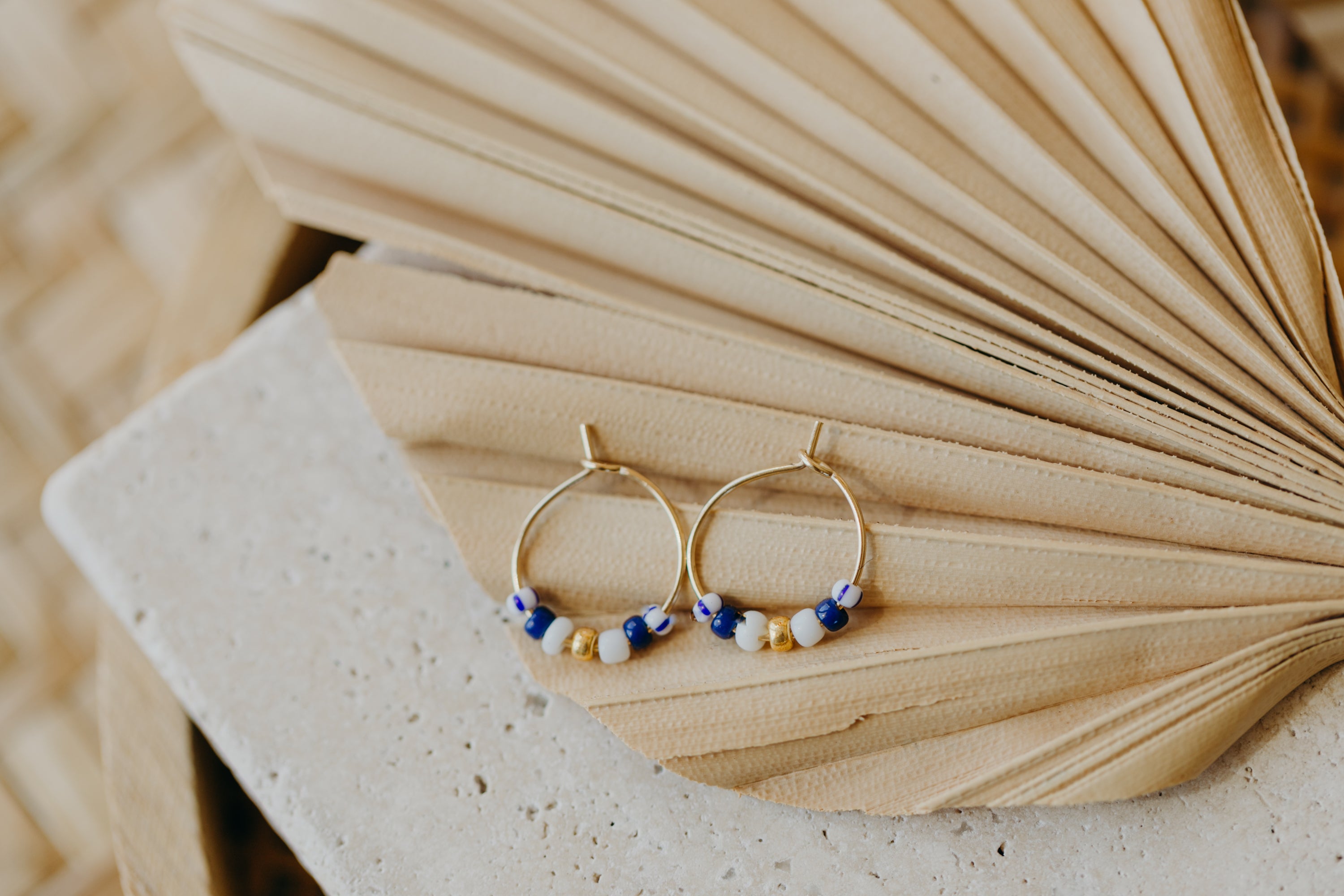 KORFU - filigrane Creolen mit bunten Perlen