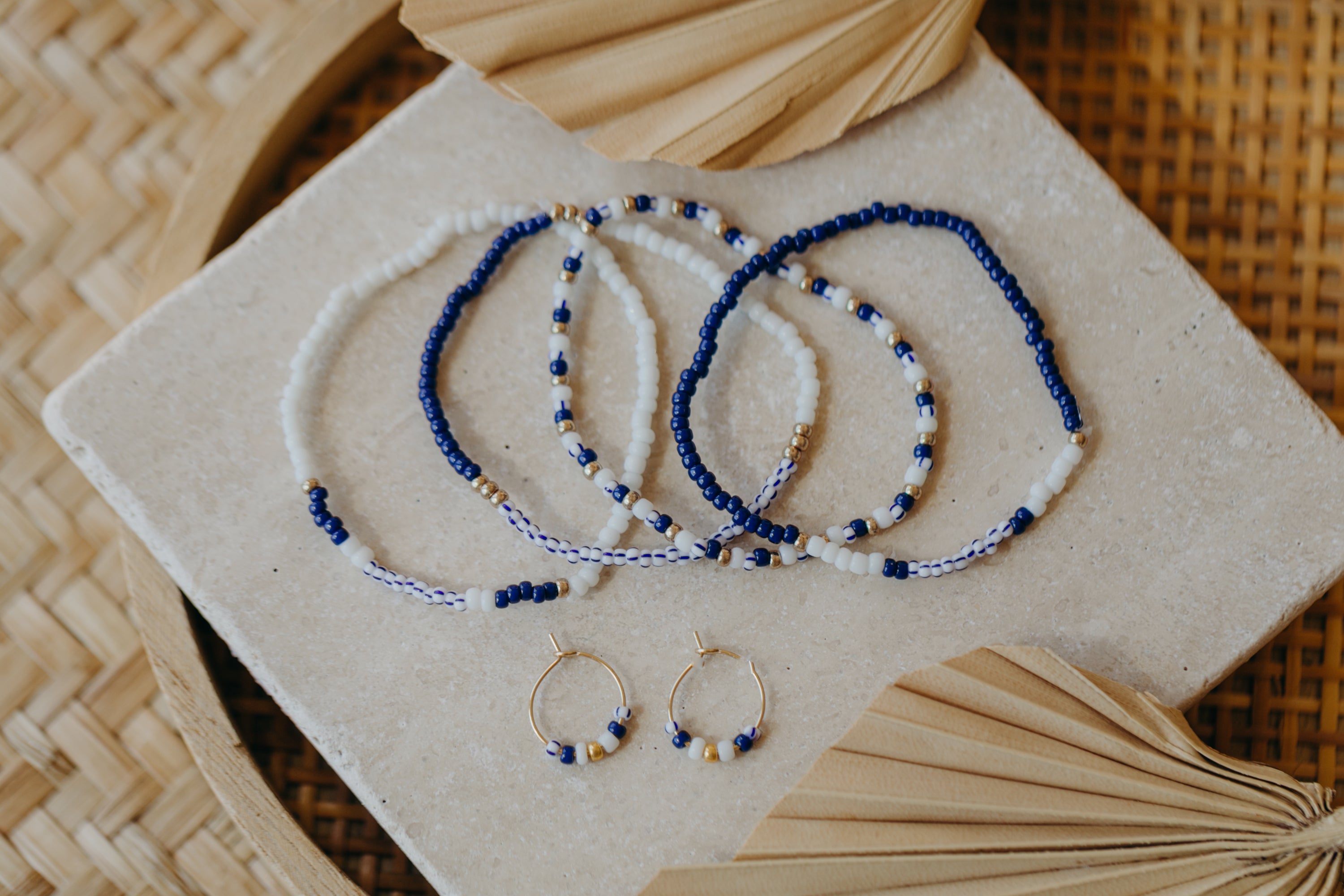 KORFU - filigrane Creolen mit bunten Perlen