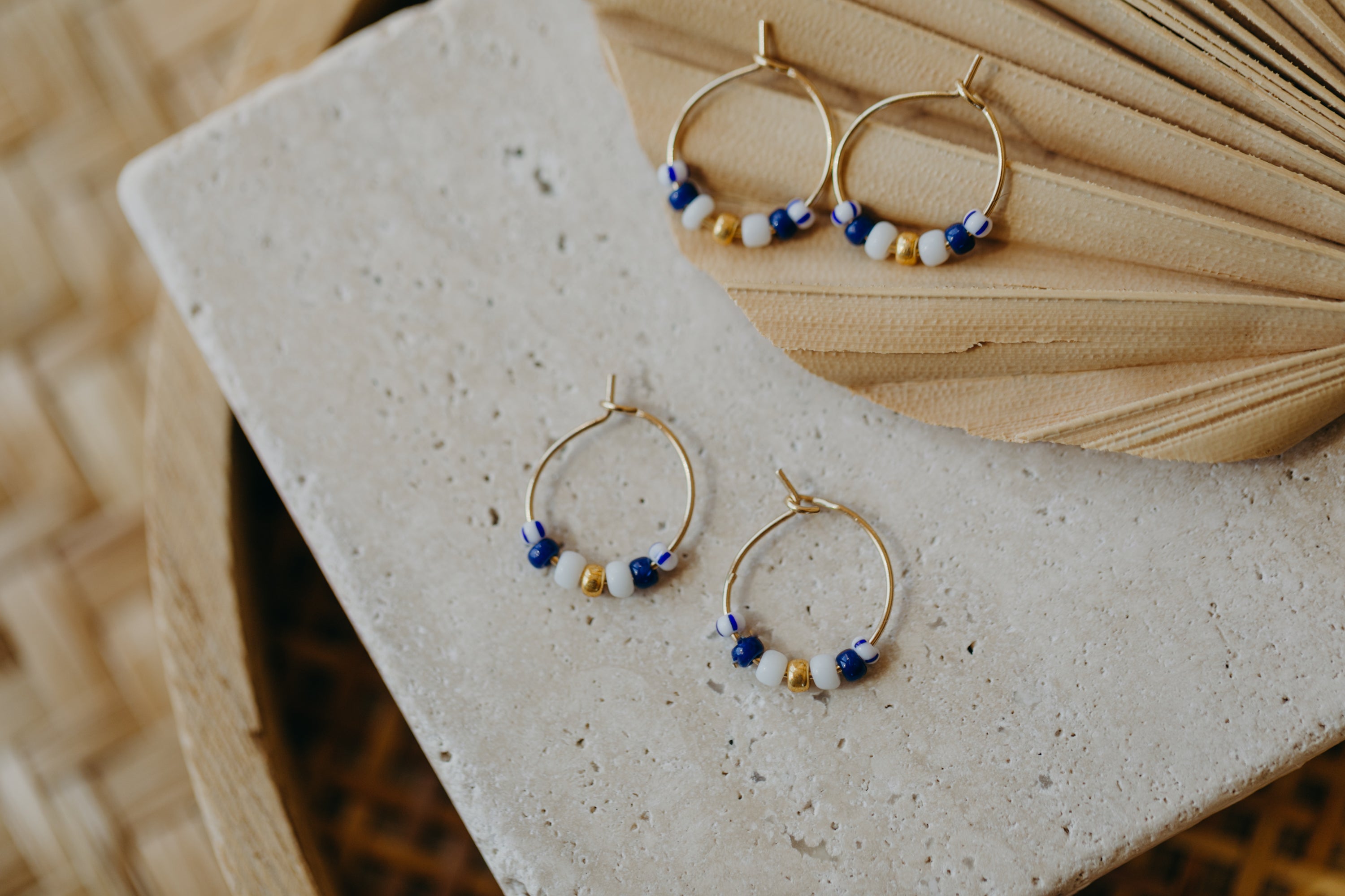 KORFU - filigrane Creolen mit bunten Perlen