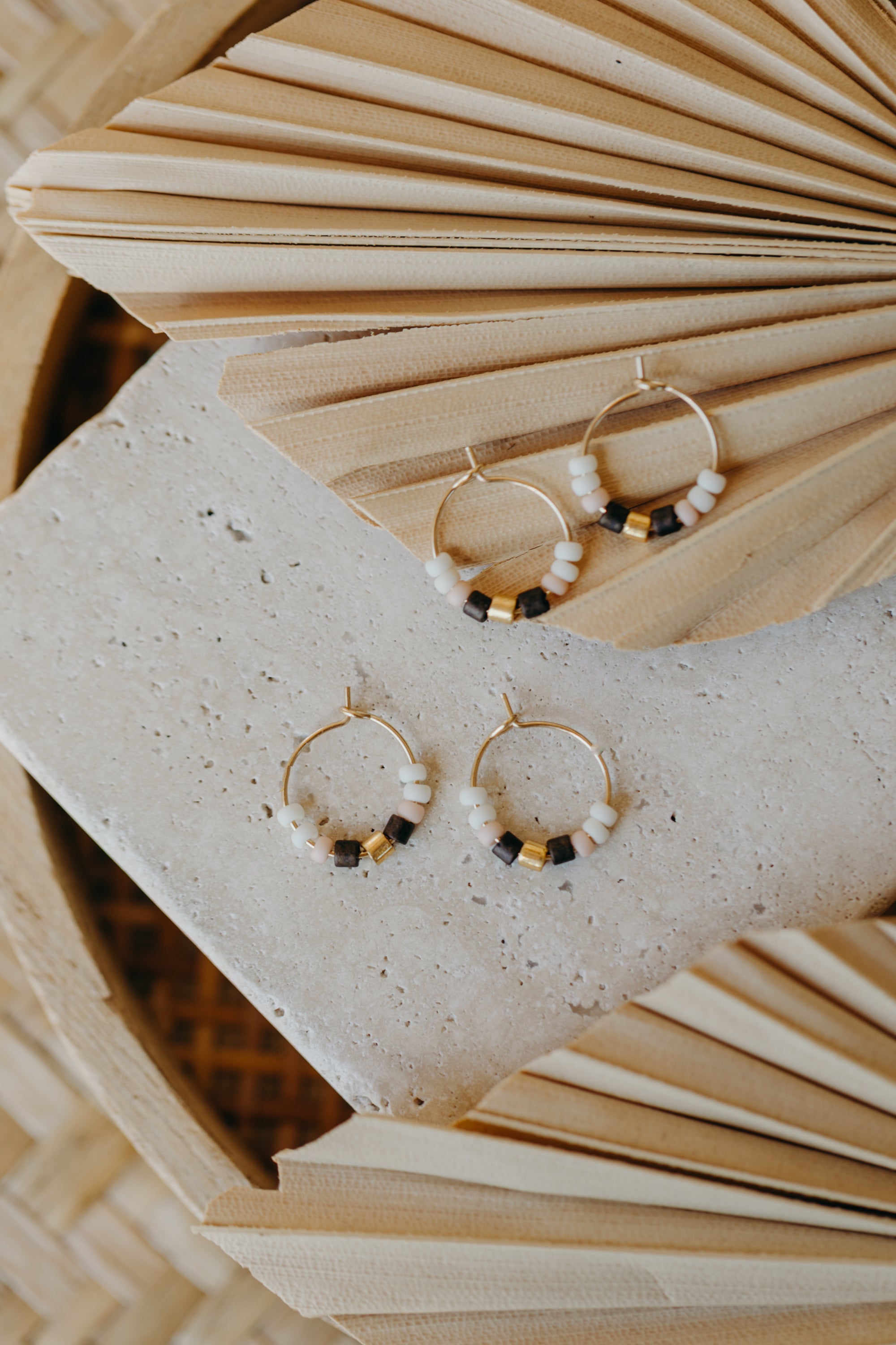 KRETA - filigrane Creolen mit bunten Perlen