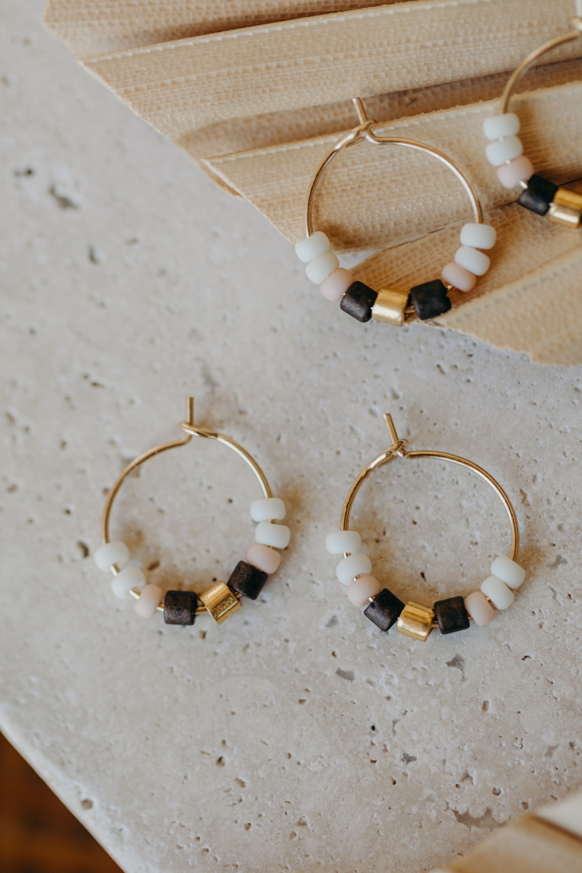 KRETA - filigrane Creolen mit bunten Perlen