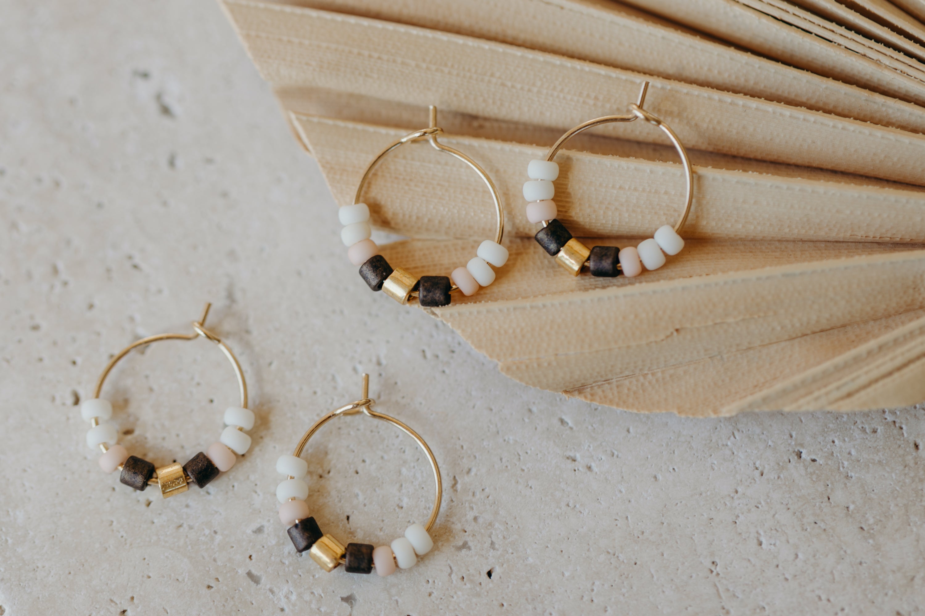 KRETA - filigrane Creolen mit bunten Perlen