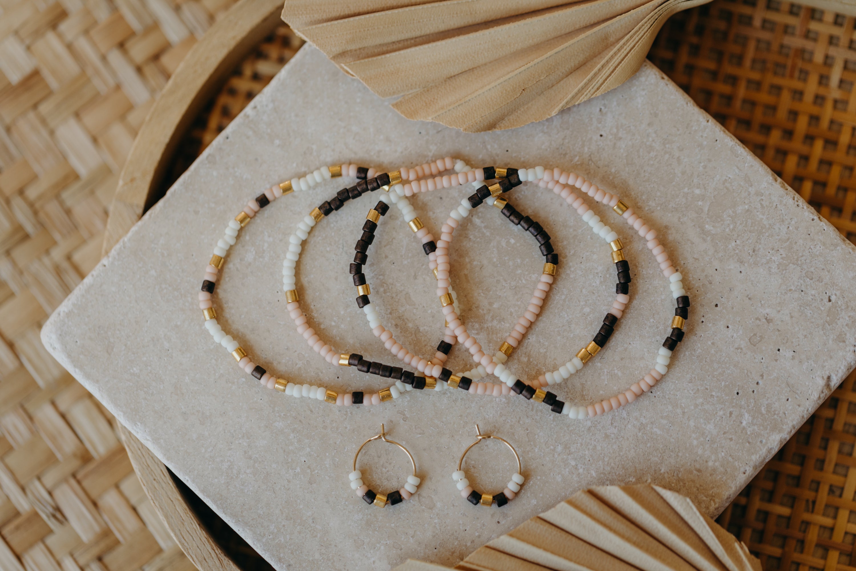 KRETA - filigrane Creolen mit bunten Perlen