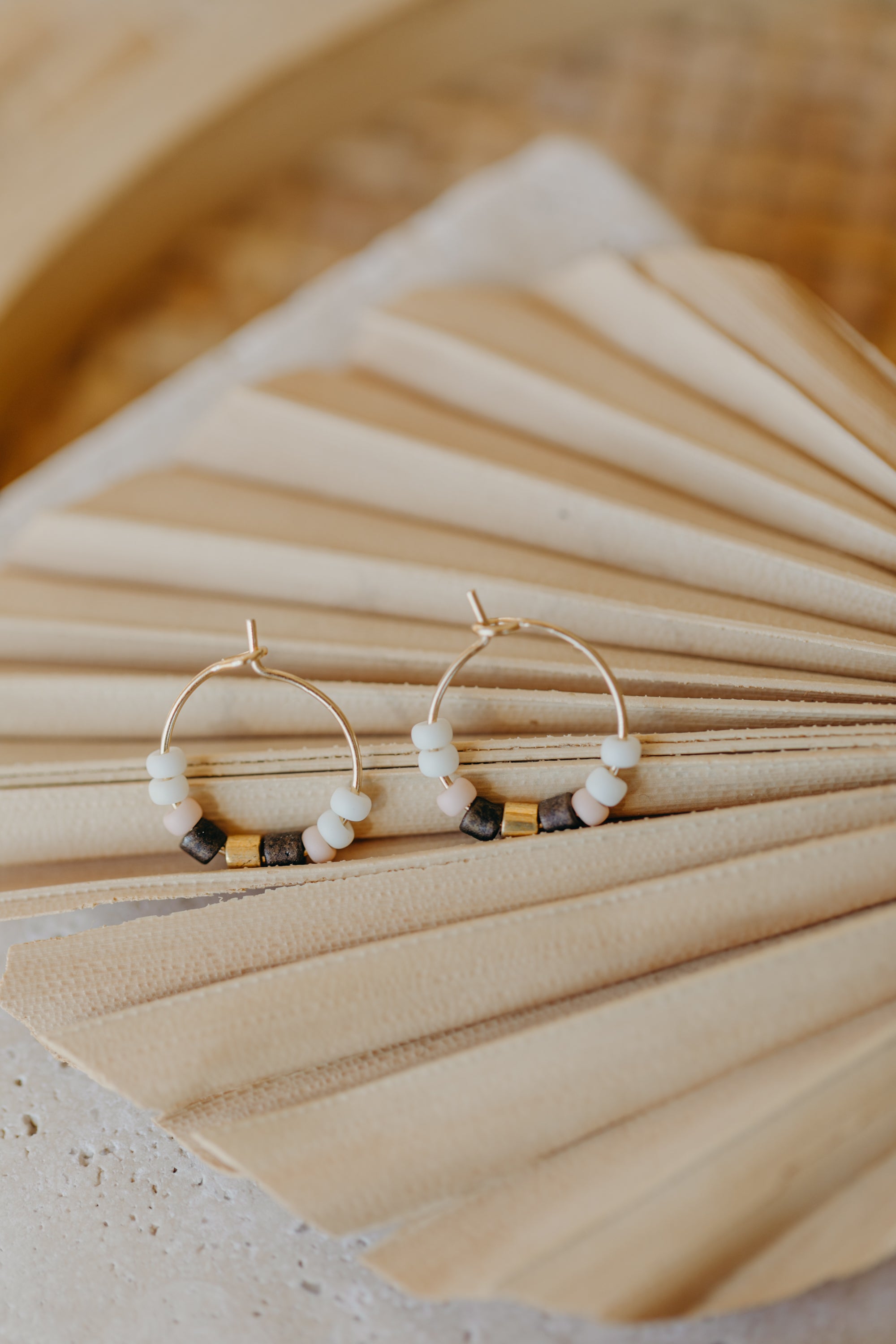 KRETA - filigrane Creolen mit bunten Perlen