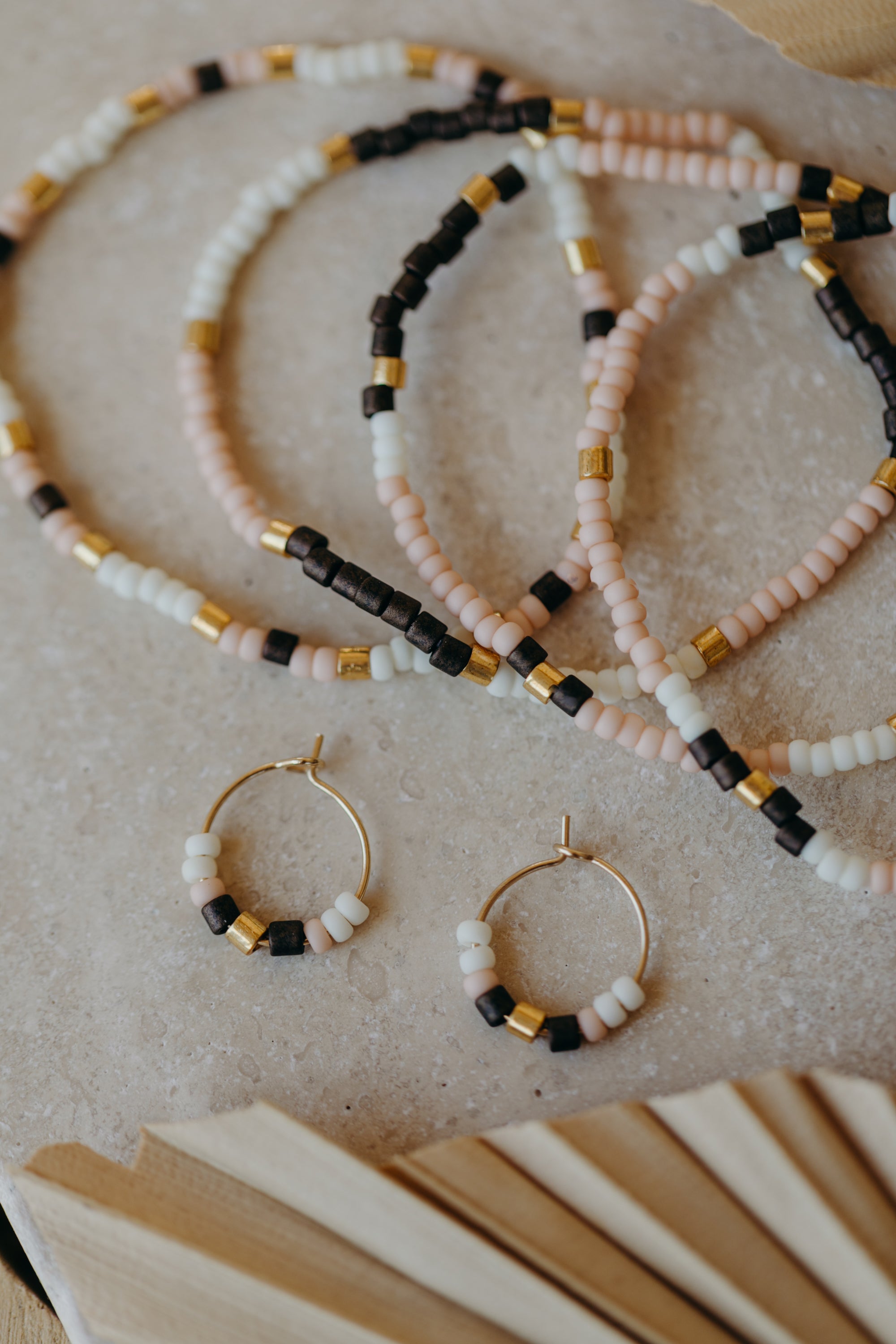 KRETA - filigrane Creolen mit bunten Perlen