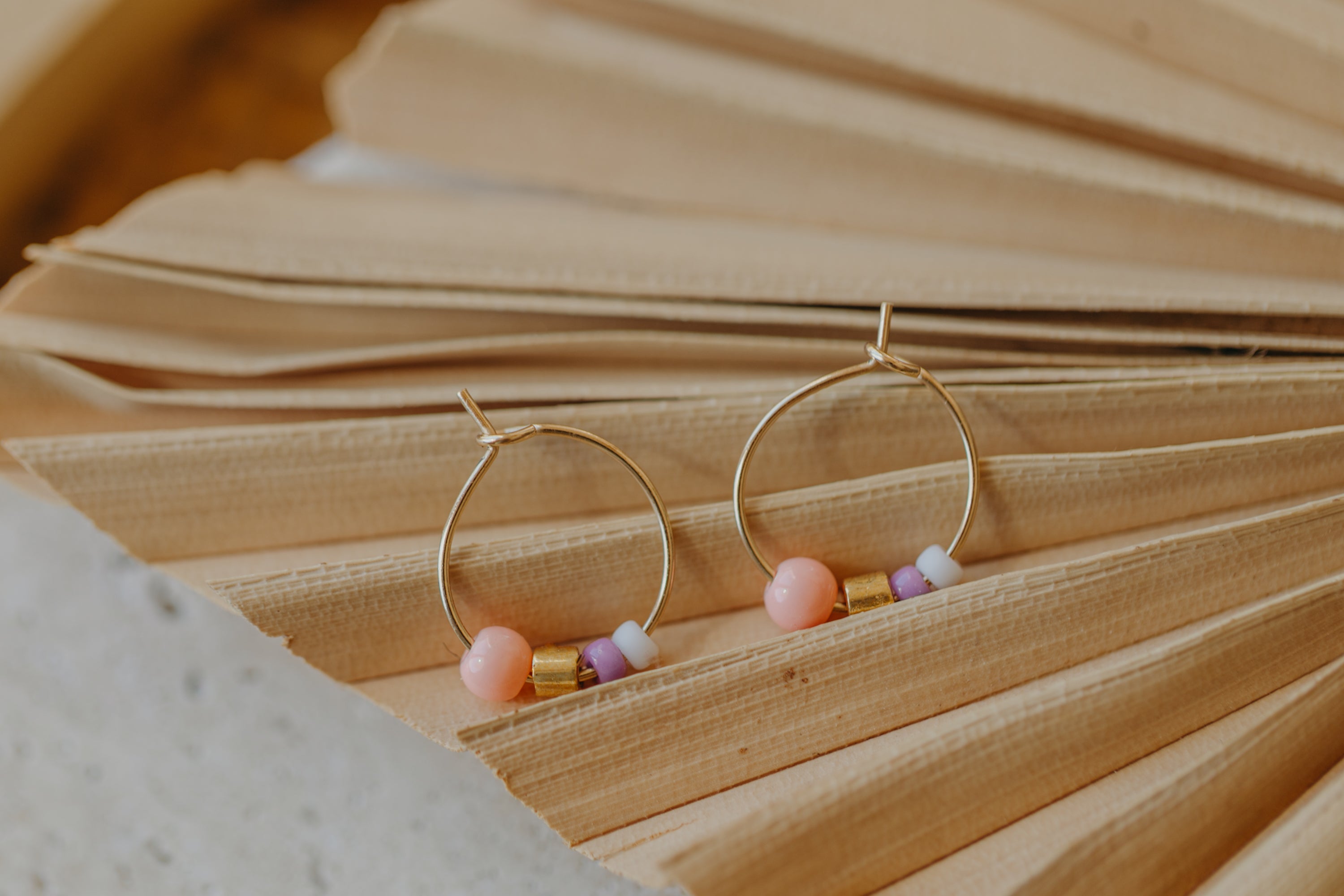 SAINT TROPEZ - filigrane Creolen mit bunten Perlen