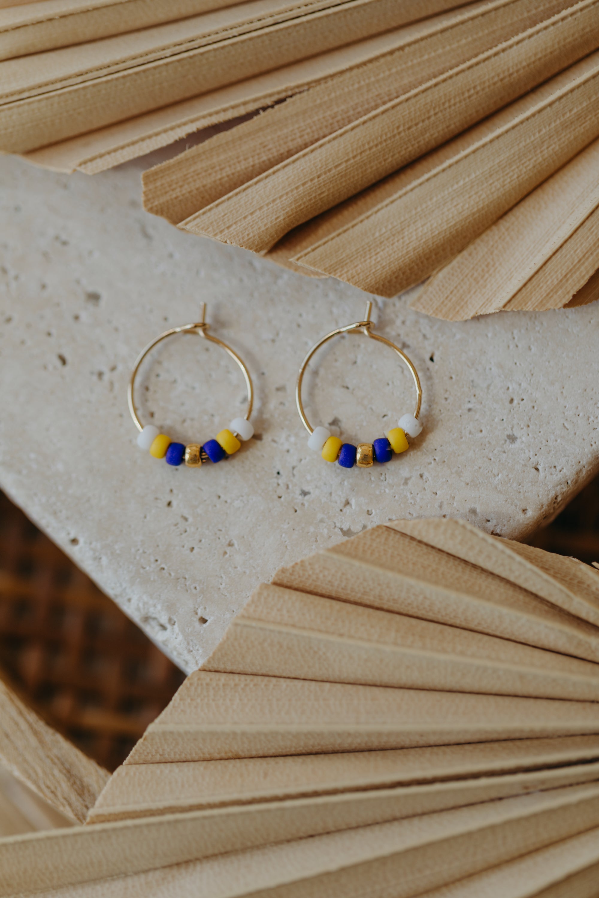 STOCKHOLM - filigrane Creolen mit bunten Perlen