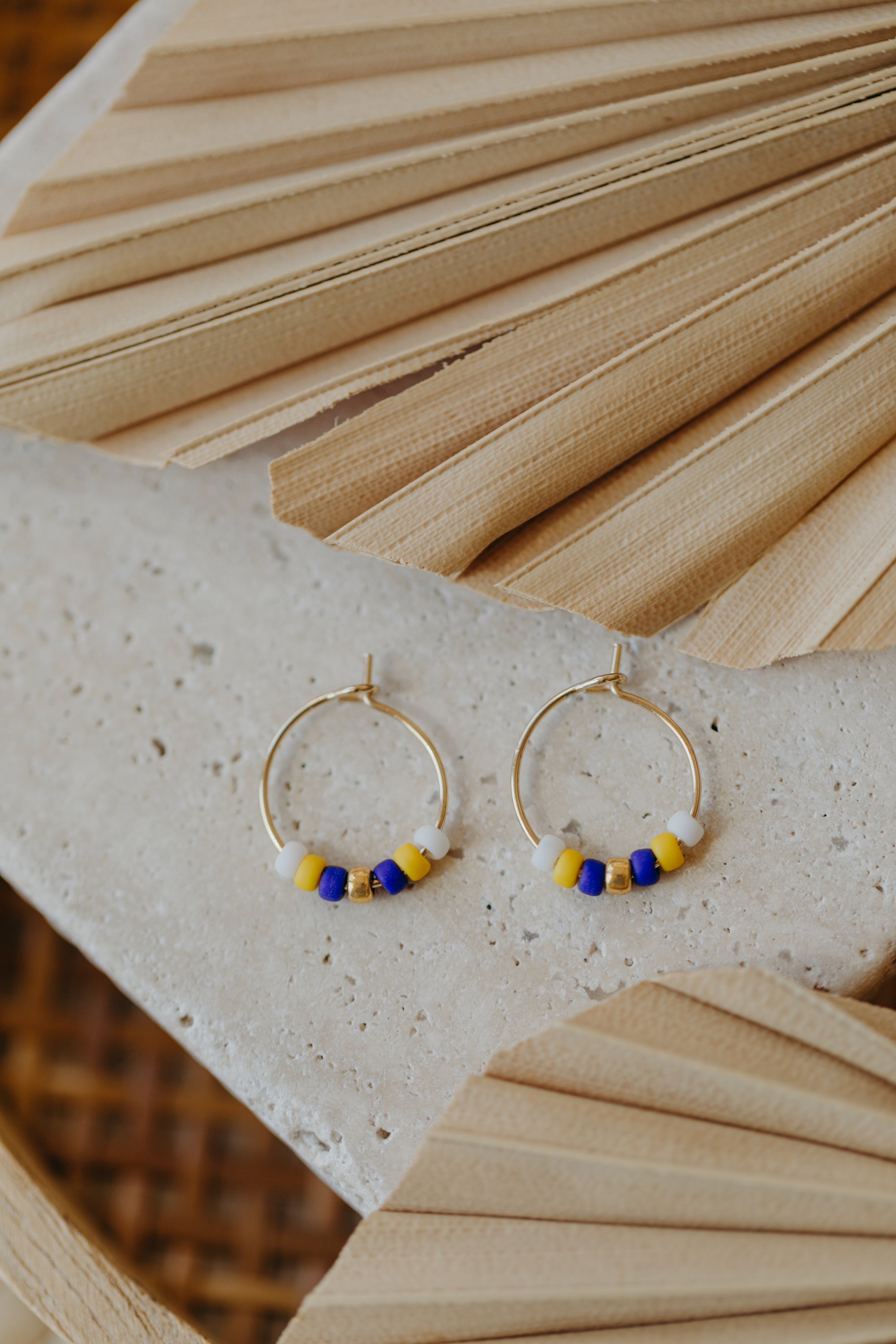 STOCKHOLM - filigrane Creolen mit bunten Perlen