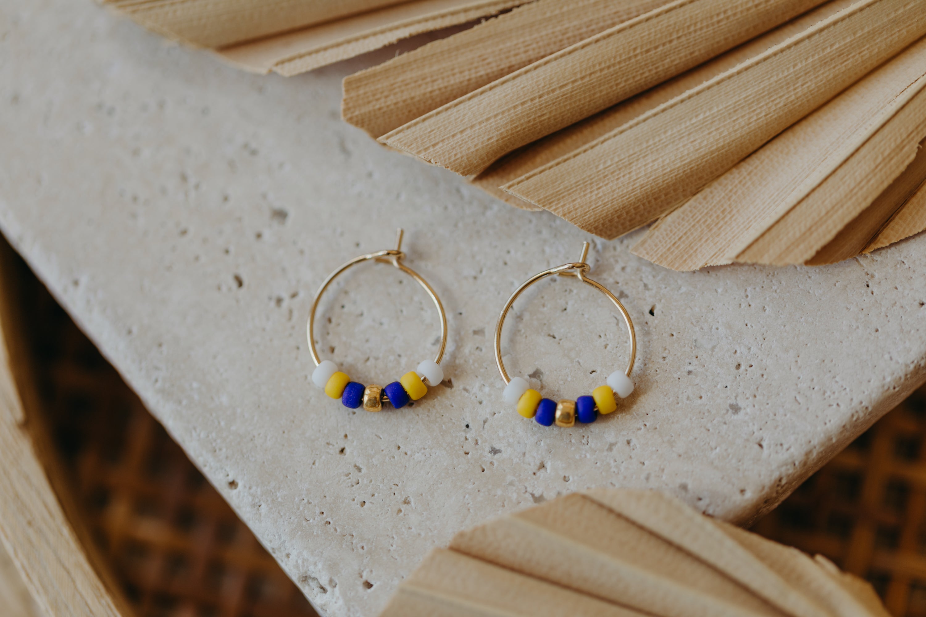 STOCKHOLM - filigrane Creolen mit bunten Perlen