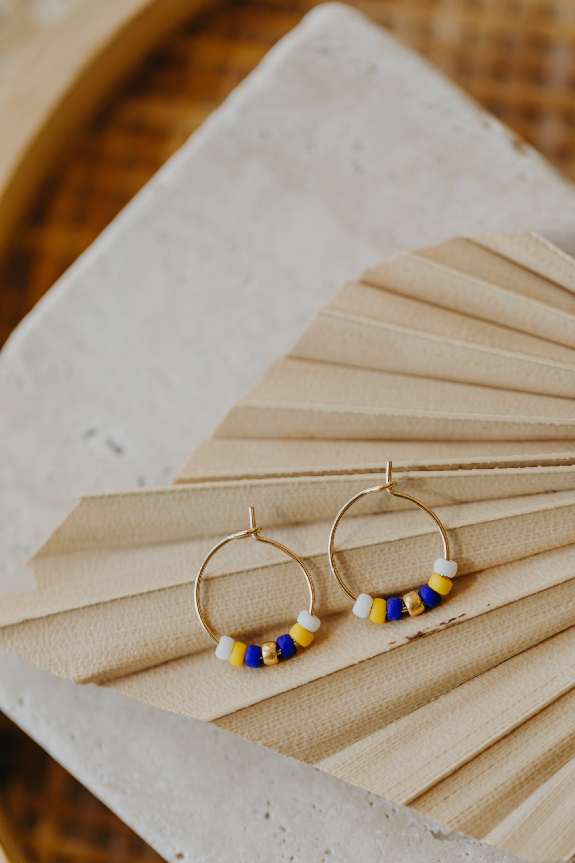 STOCKHOLM - filigrane Creolen mit bunten Perlen