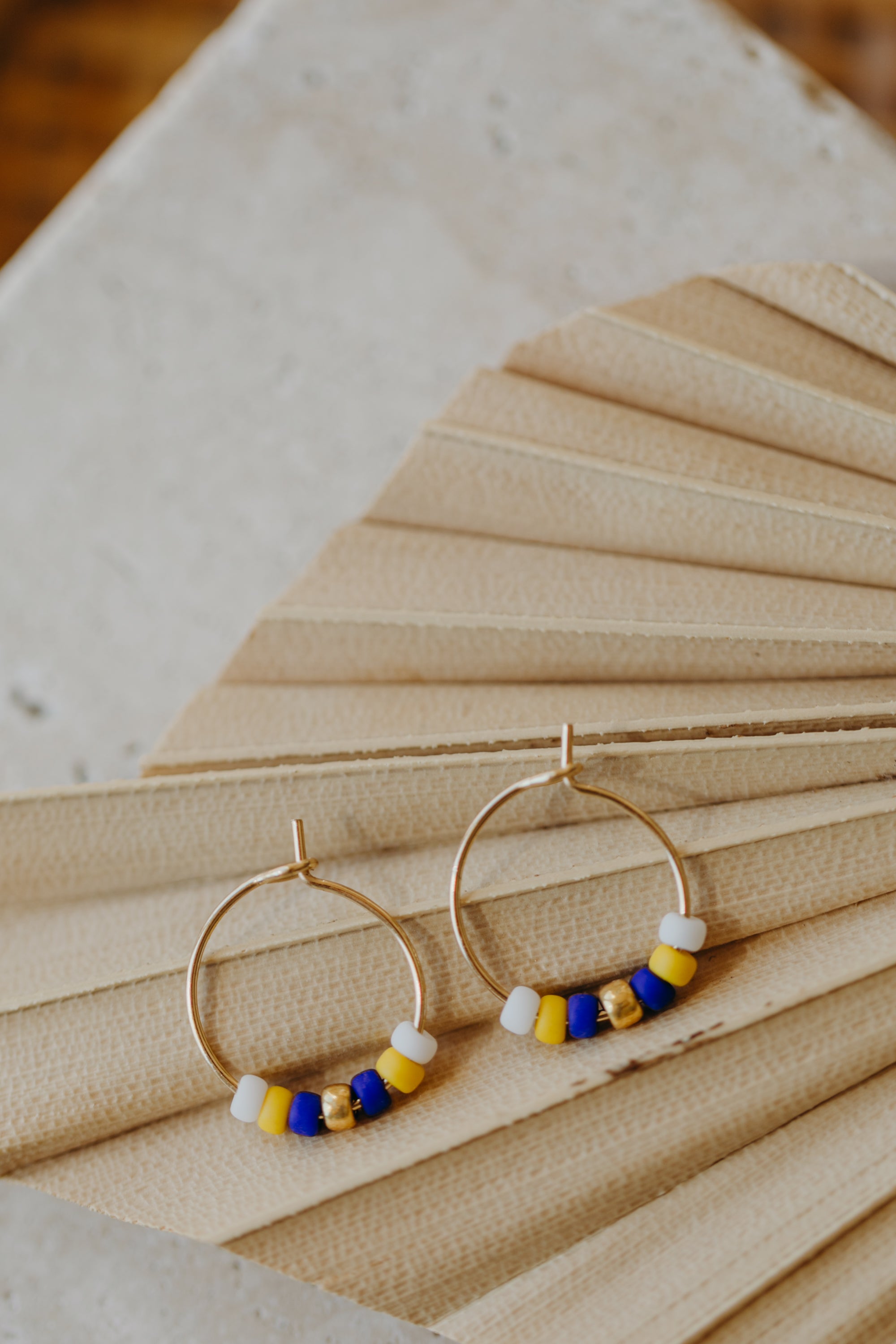 STOCKHOLM - filigrane Creolen mit bunten Perlen