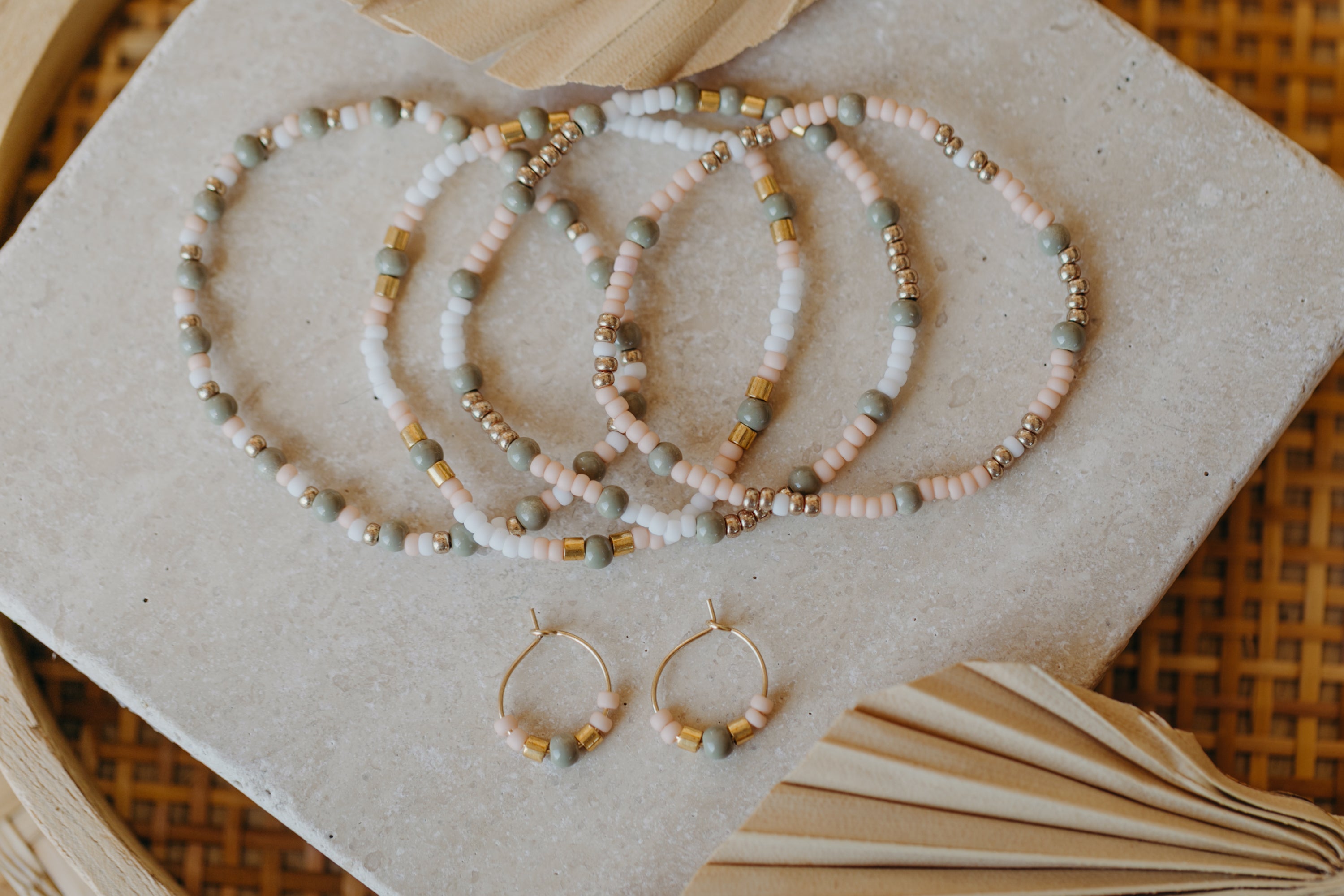 TARIFA - filigrane Creolen mit bunten Perlen