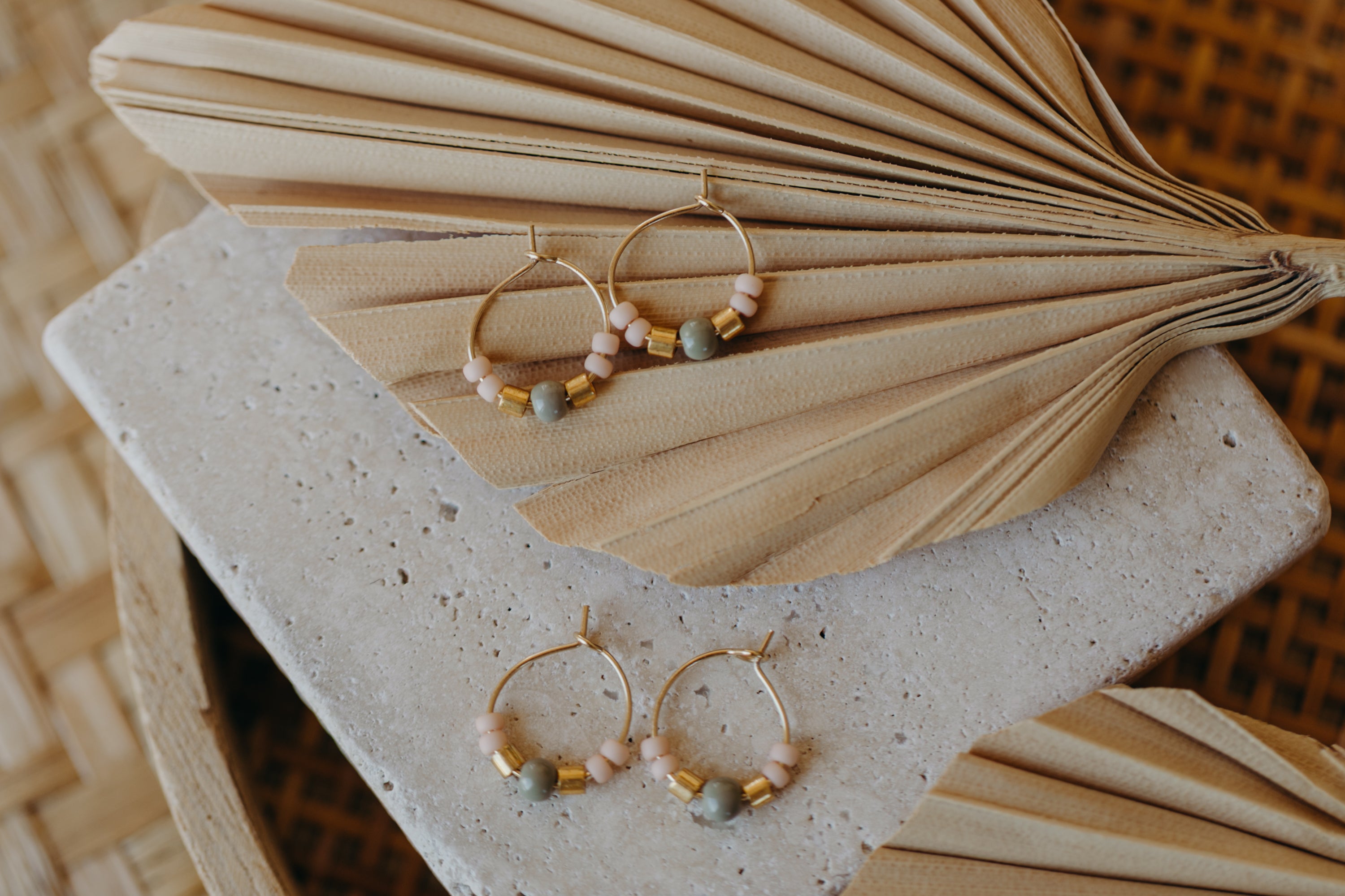 TARIFA - filigrane Creolen mit bunten Perlen