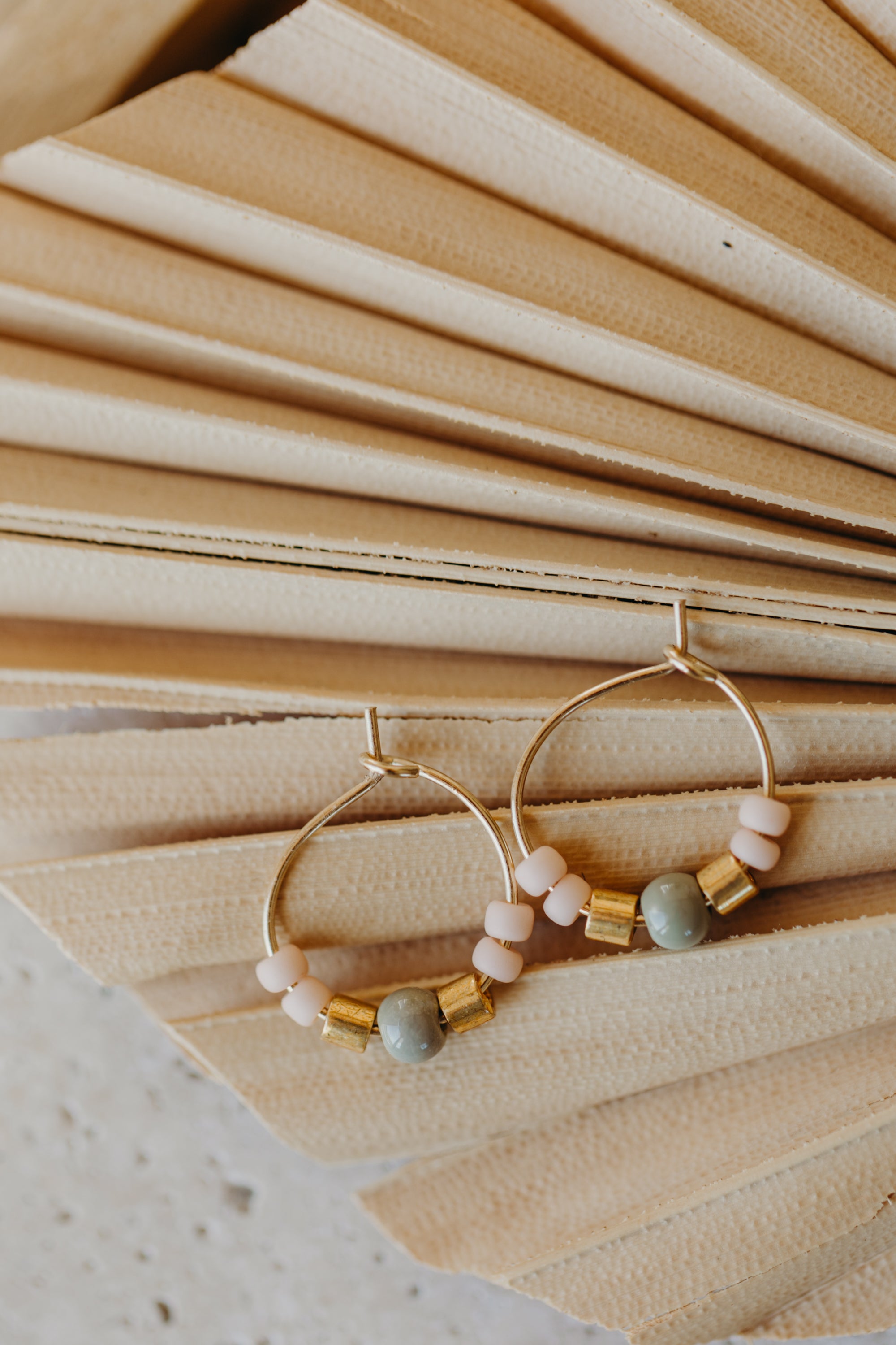 TARIFA - filigrane Creolen mit bunten Perlen