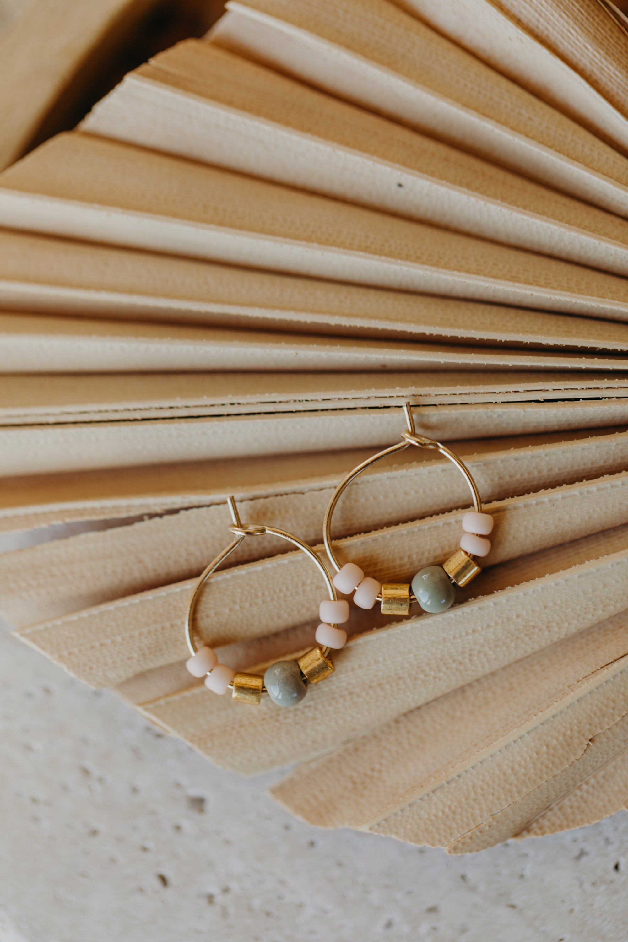 TARIFA - filigrane Creolen mit bunten Perlen