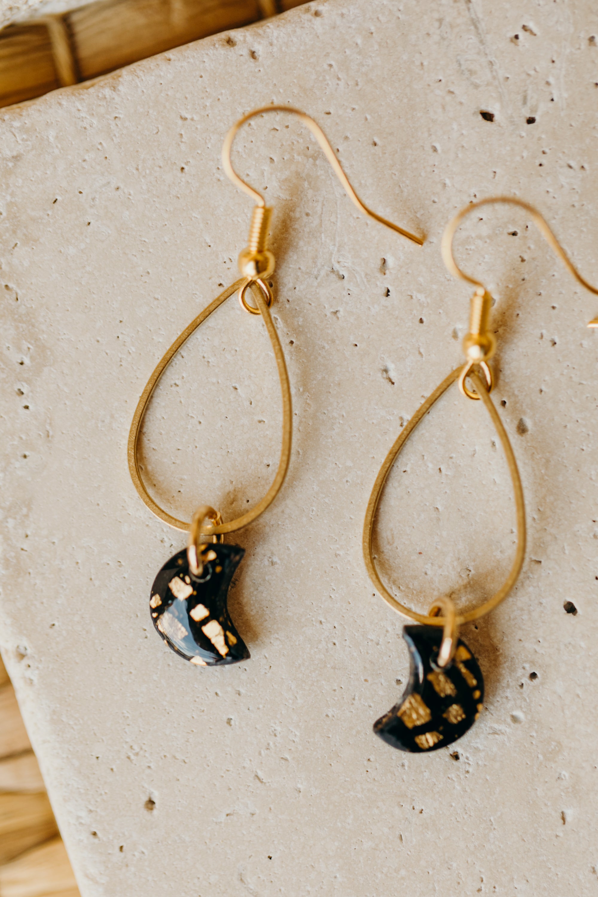 Polymer Ton Ohrringe mit Tropfen Messinganhänger und Mond