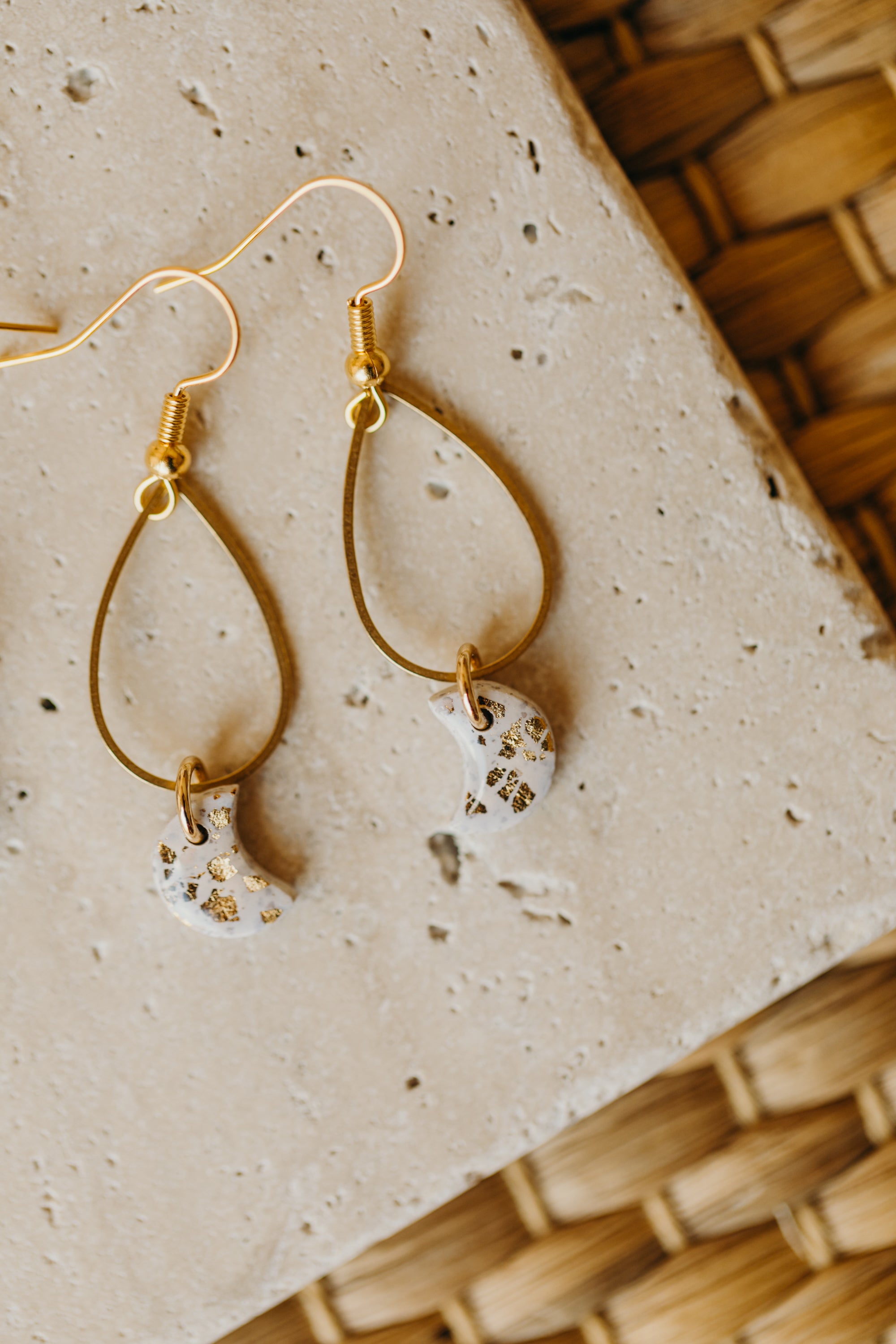 Polymer Ton Ohrringe mit Tropfen Messinganhänger und Mond