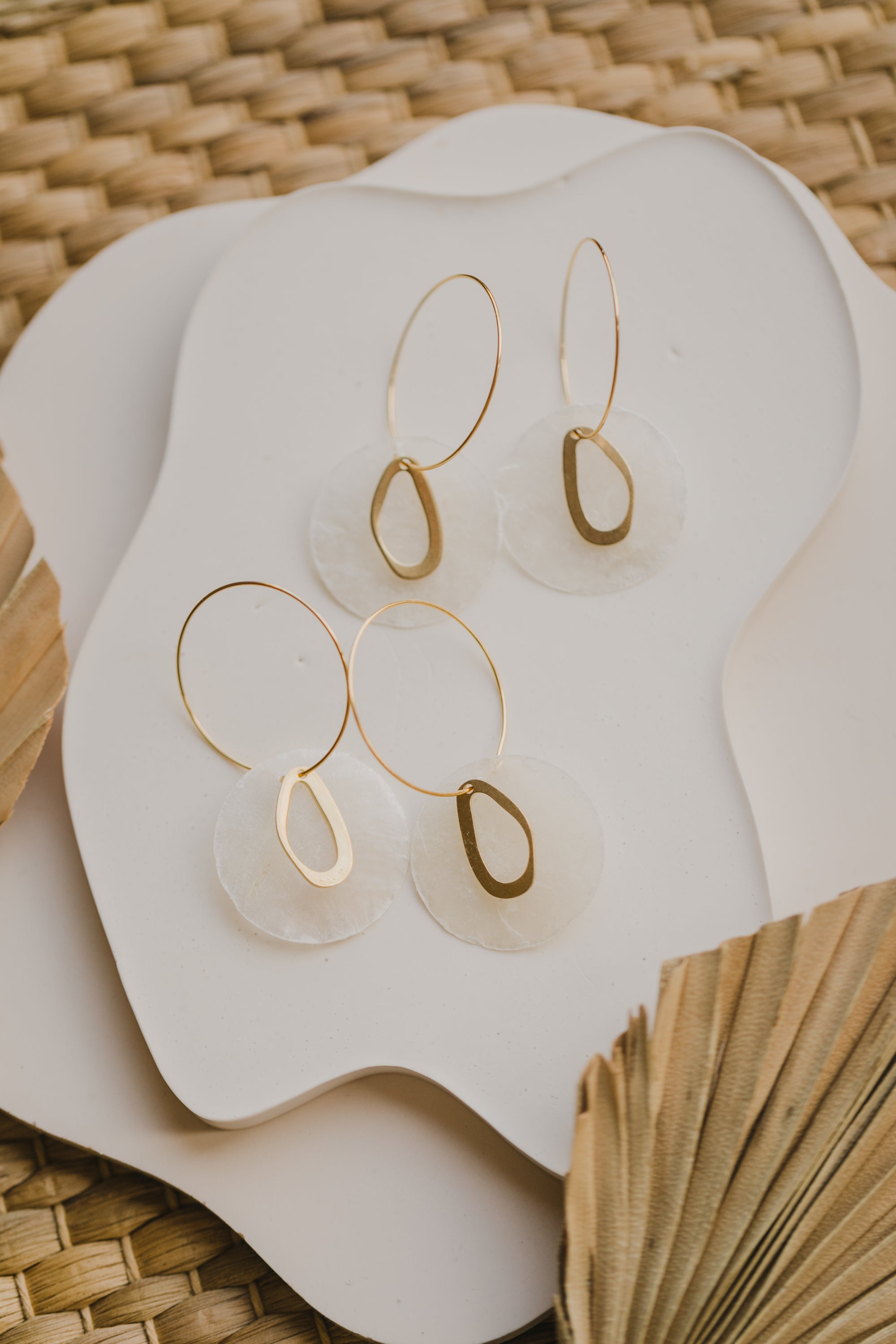 MELINE - filigrane Creole aus Titan mit Muschelplättchen